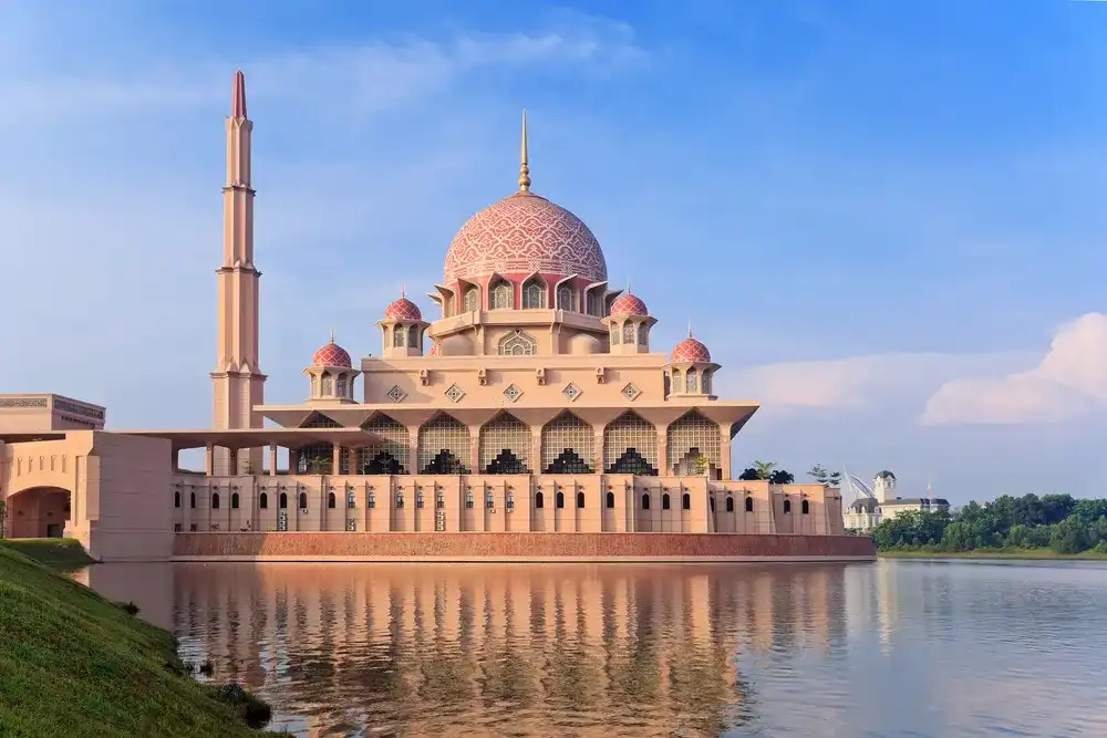 Putra Mosque located in Putrajaya city the new Federal Territory of Malaysia Putra Mosque located in Putrajaya city the new Federal Territory of Malaysia