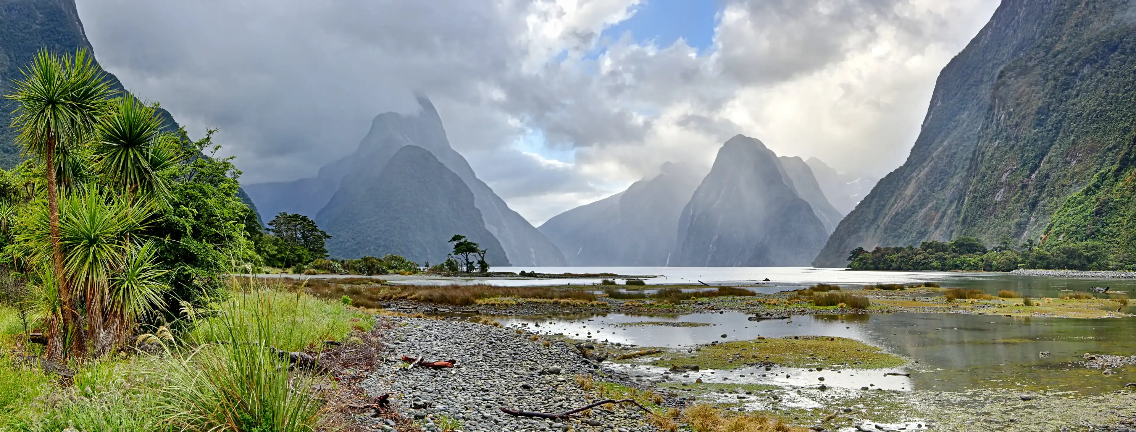 Panorama of Milford Sound (Fjordland, New Zealand) Panorama of Milford Sound (Fjordland, New Zealand)