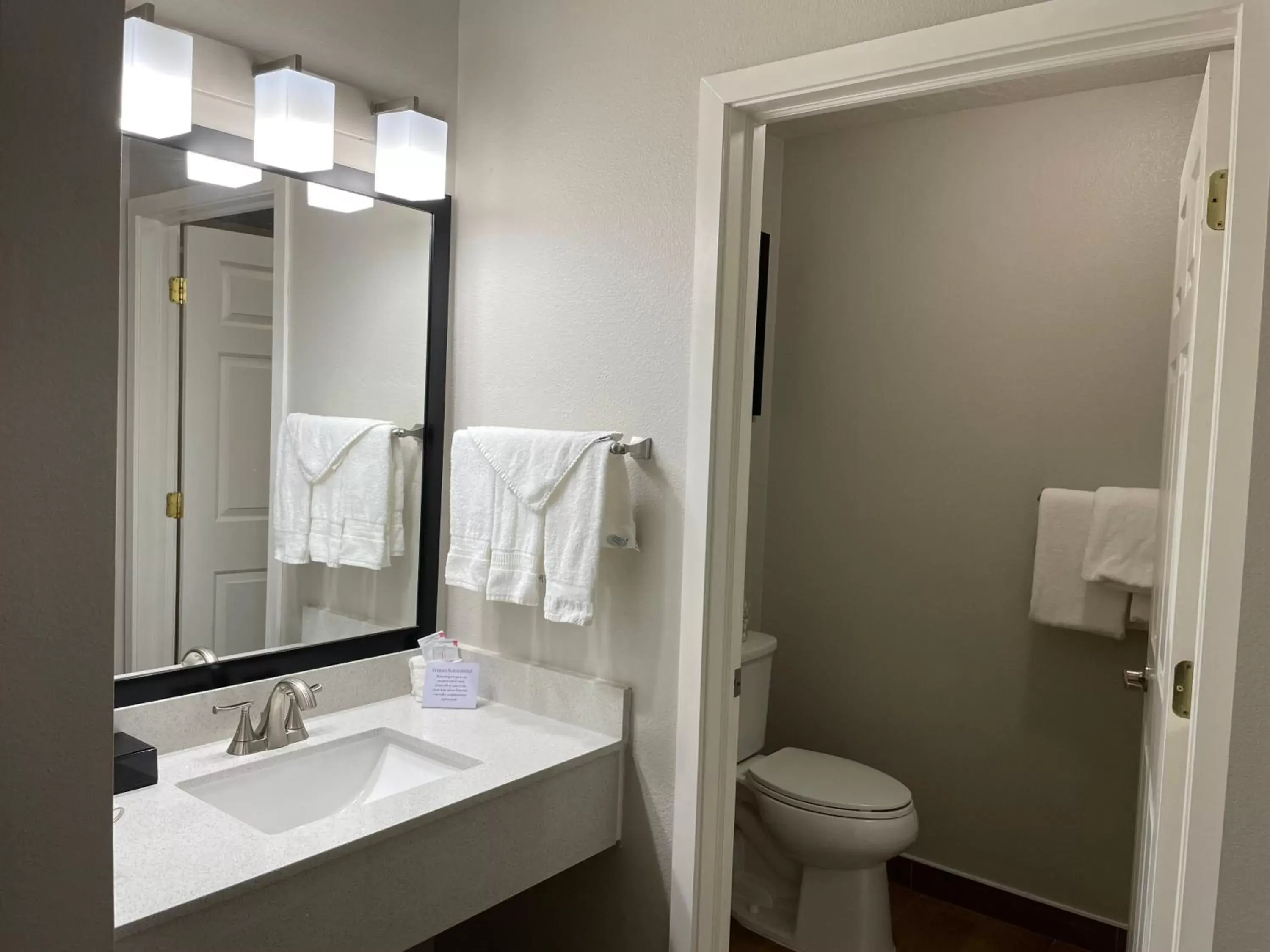 King Room with Roll-in Shower - Mobility Access/Non-Smoking in Wingate by Wyndham Cedar City King Room with Roll-in Shower - Mobility Access/Non-Smoking in Wingate by Wyndham Cedar City