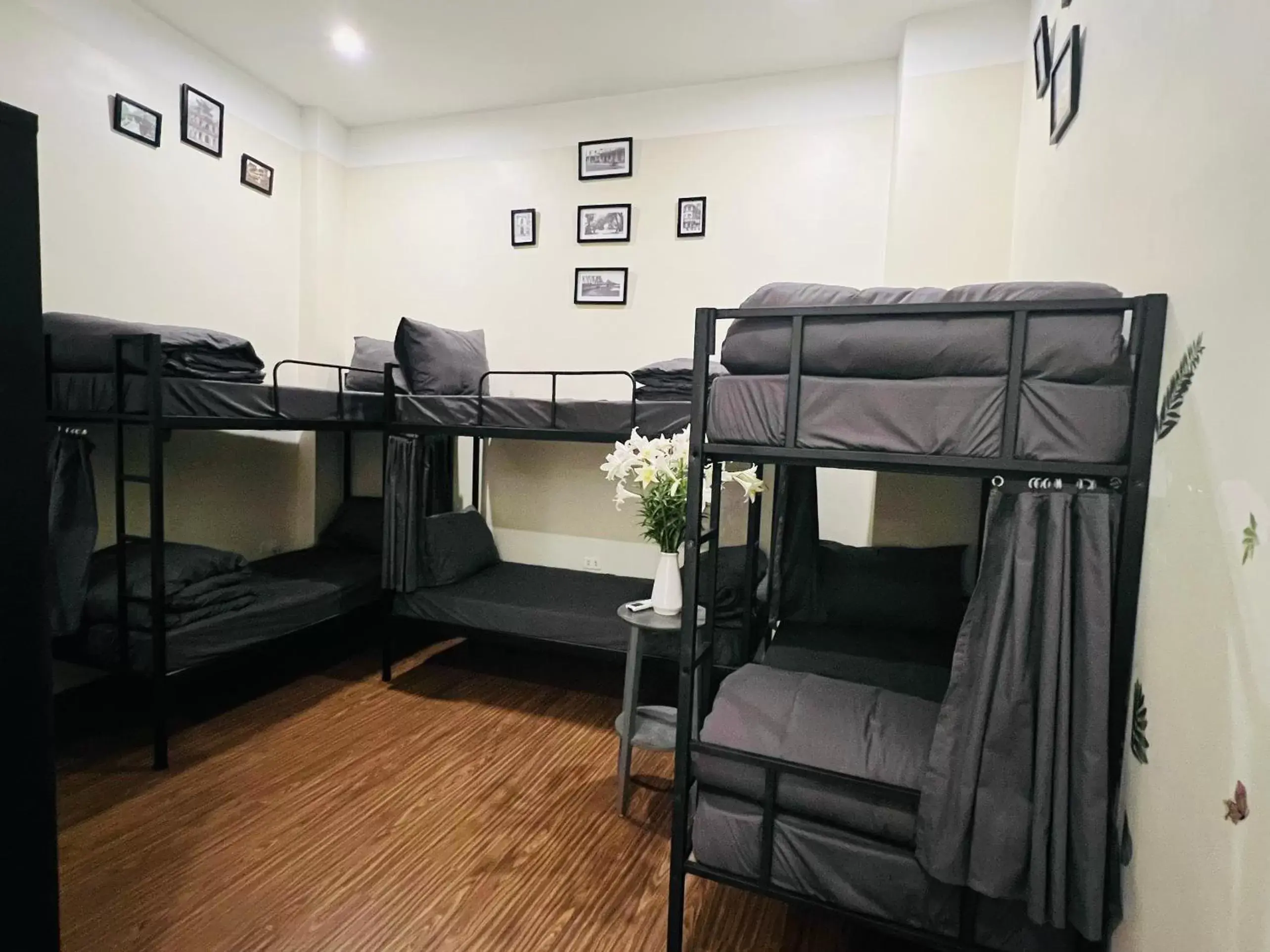 Bed in 6-Bed Dormitory Room in Queen Cafe Hotel & Pub Bed in 6-Bed Dormitory Room in Queen Cafe Hotel & Pub