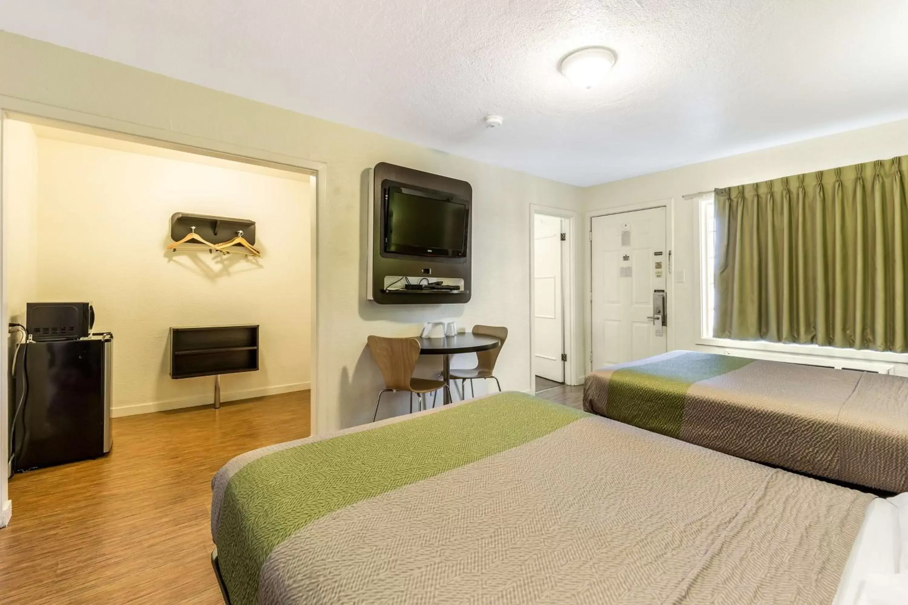 Quadruple Room - Disability Access - Roll in Shower in Motel 6 San Rafael Quadruple Room - Disability Access - Roll in Shower in Motel 6 San Rafael