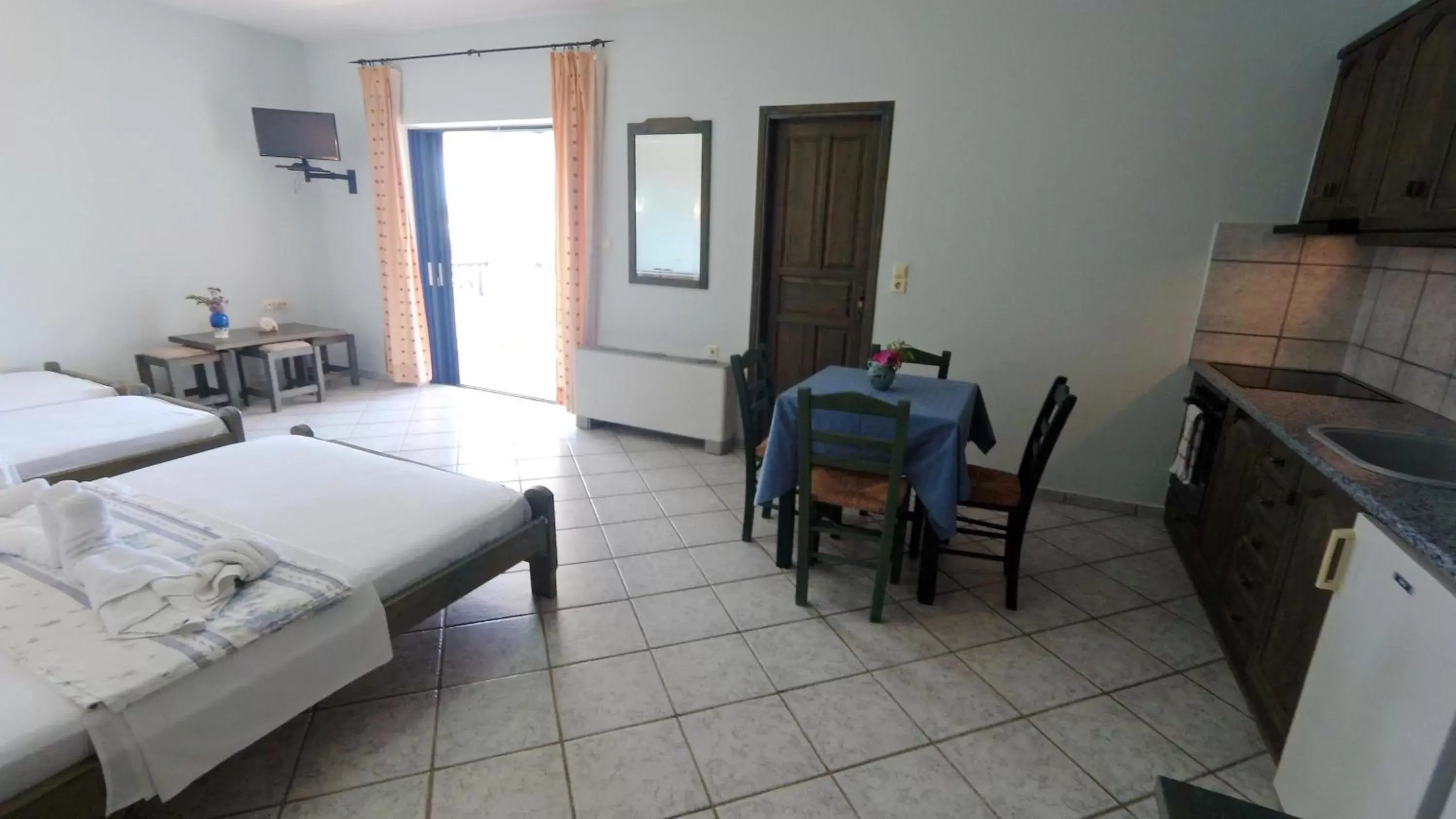 Standard Quadruple Room in Hotel Zeus Standard Quadruple Room in Hotel Zeus