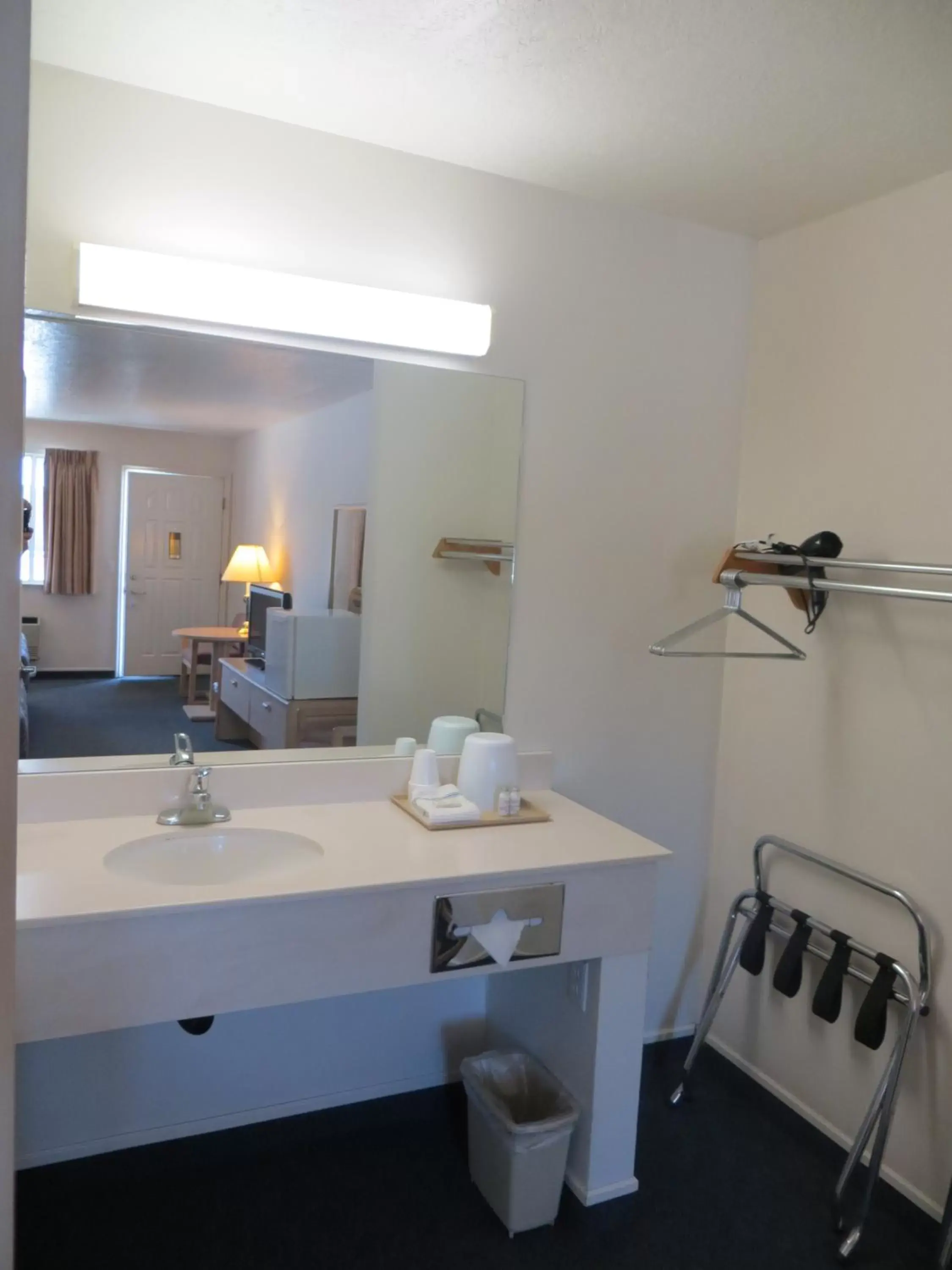 Queen Room with Two Queen Beds in Four Corners Inn Queen Room with Two Queen Beds in Four Corners Inn