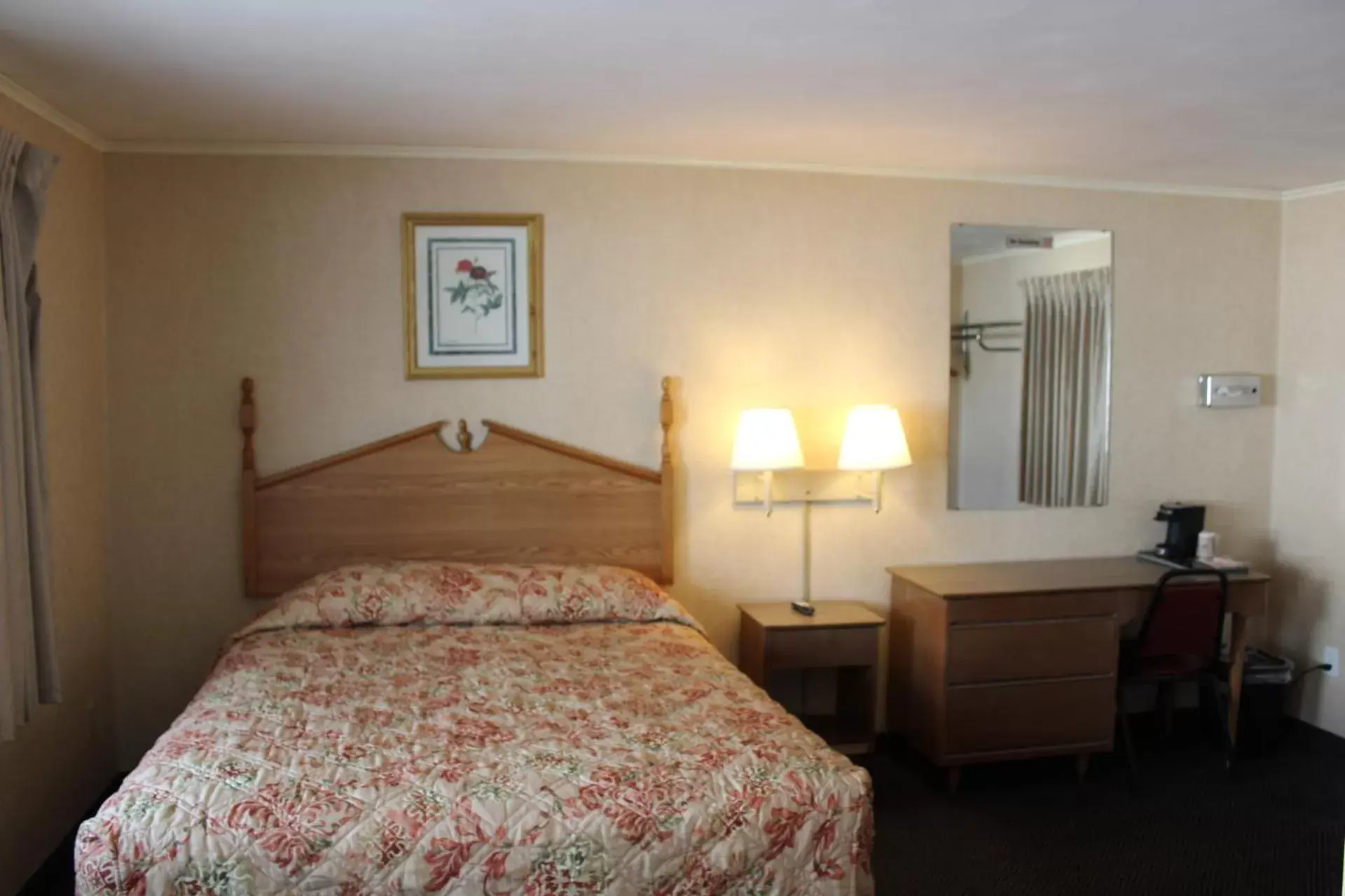 Queen Room - Non-Smoking in Elm Motel Queen Room - Non-Smoking in Elm Motel