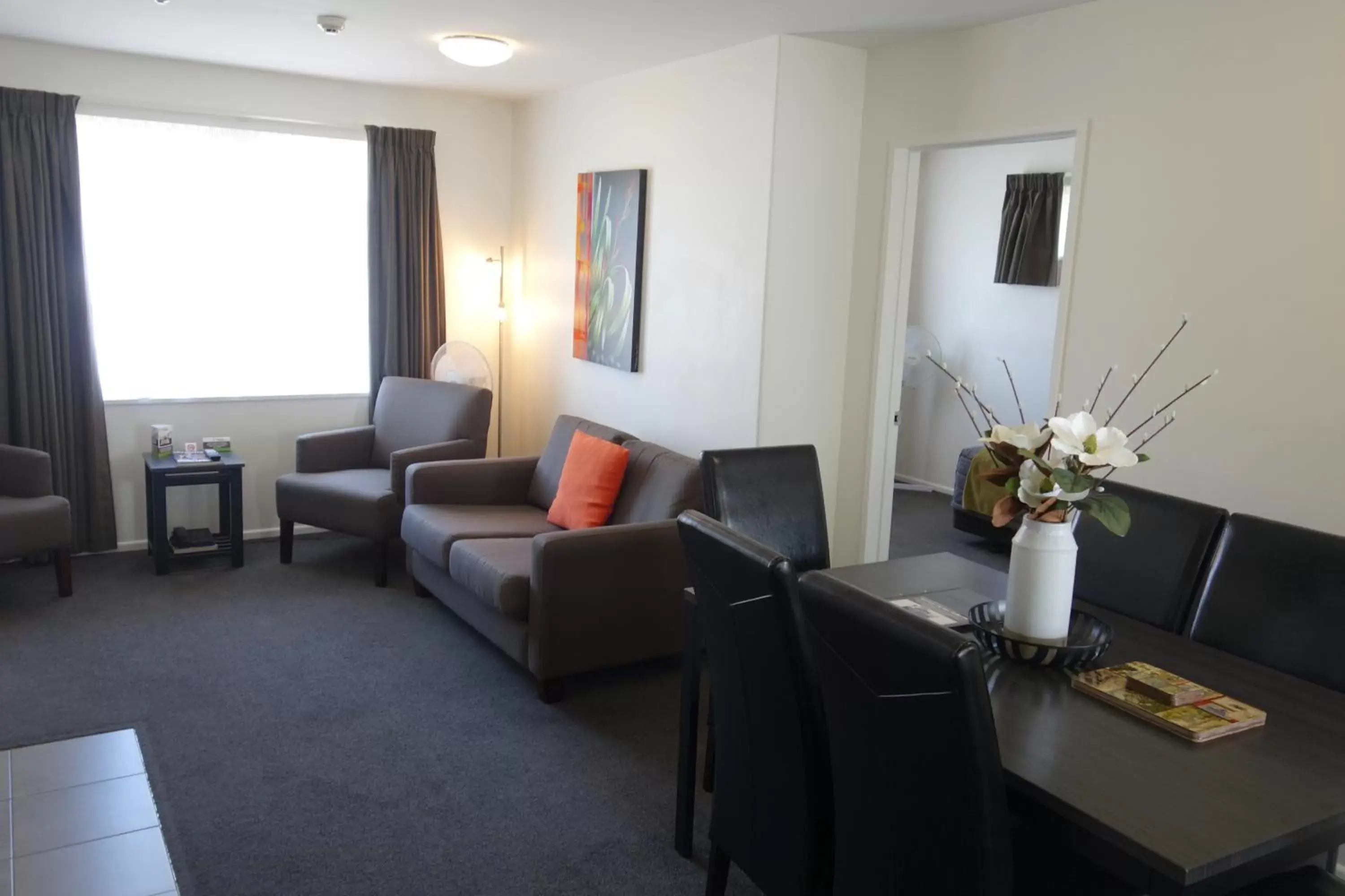 Three-Bedroom Apartment in Airport Palms Motel Three-Bedroom Apartment in Airport Palms Motel