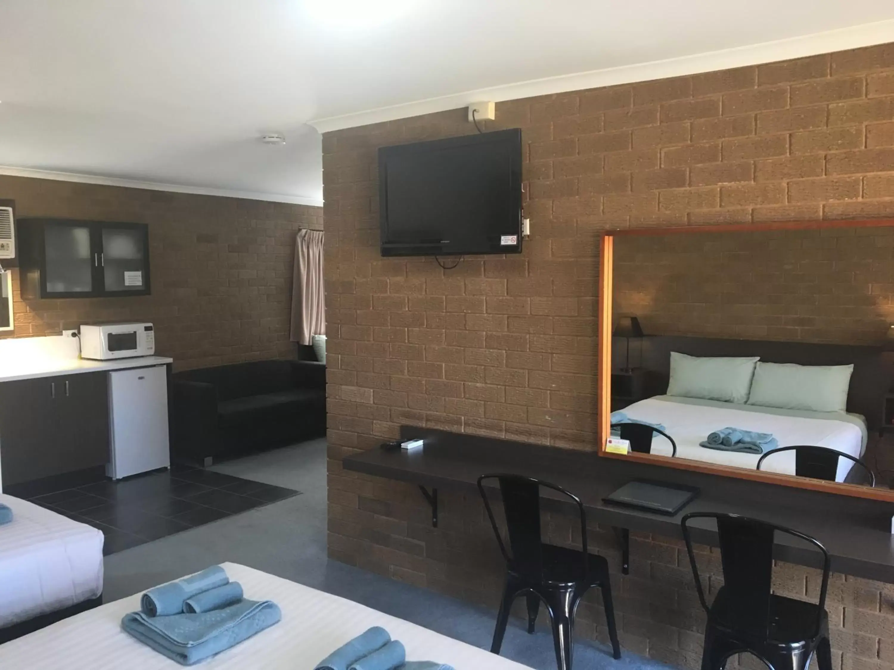 Large Family Room in Camellia Motel Large Family Room in Camellia Motel