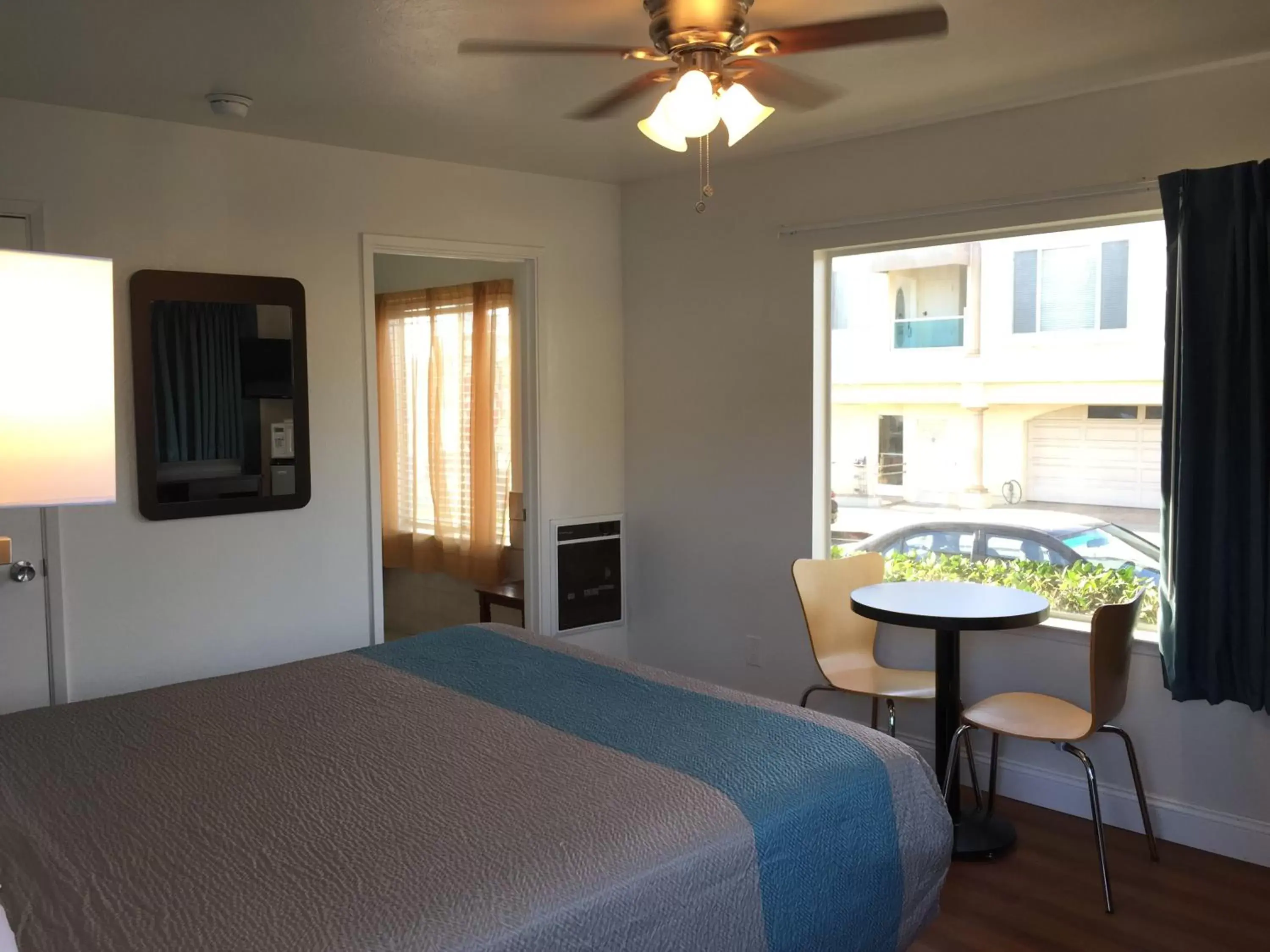 King Room with Spa Bath - Non-Smoking in Motel 6 Pismo Beach CA Pacific Ocean King Room with Spa Bath - Non-Smoking in Motel 6 Pismo Beach CA Pacific Ocean