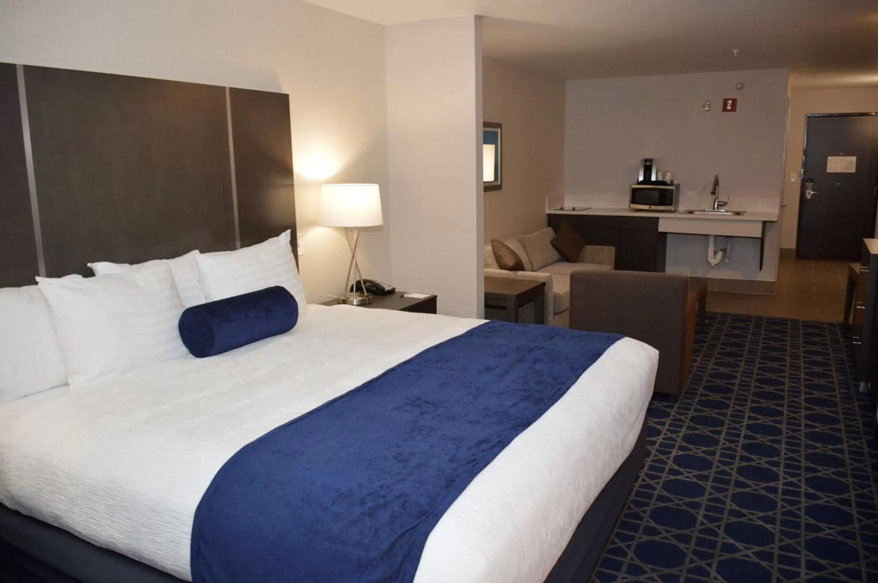 King Suite with Sofa Bed and Roll-In Shower - Disability Access in Best Western Plus Longview - University Hotel King Suite with Sofa Bed and Roll-In Shower - Disability Access in Best Western Plus Longview - University Hotel