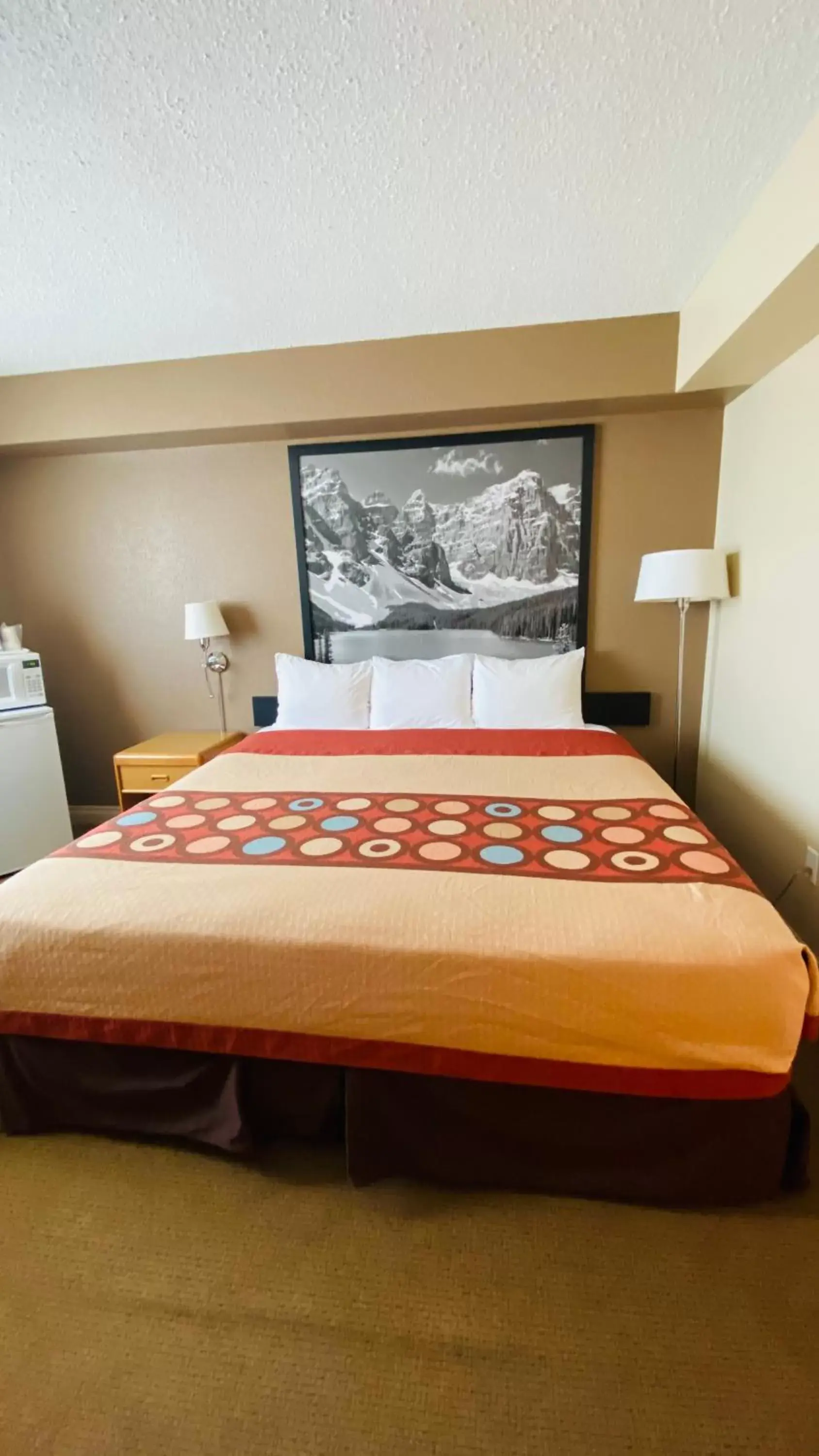 Standard King Room - Non-Smoking in Super 8 by Wyndham Medicine Hat AB Standard King Room - Non-Smoking in Super 8 by Wyndham Medicine Hat AB