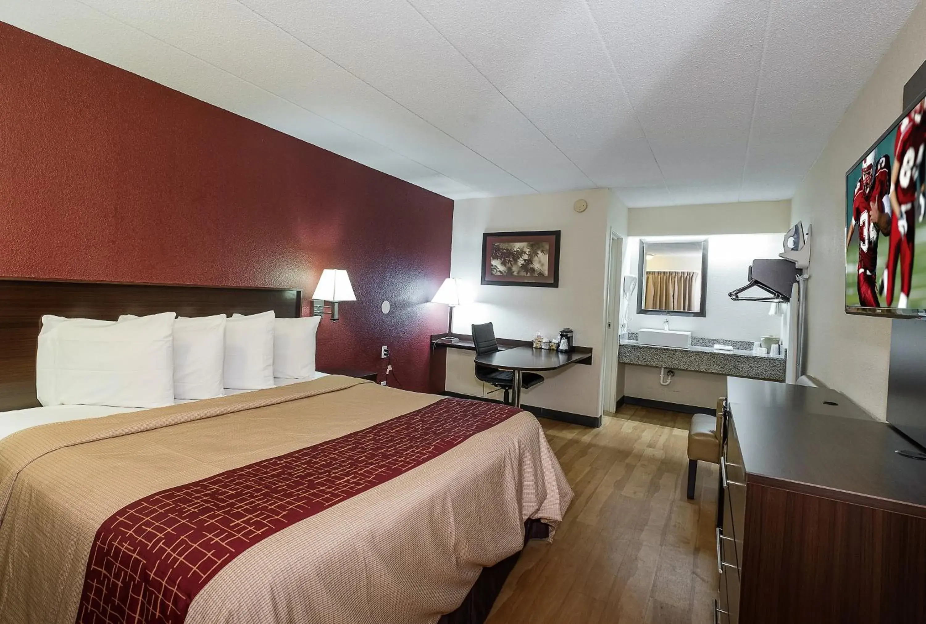 Superior King Room Non-Smoking in Red Roof Inn Columbus East- Reynoldsburg Superior King Room Non-Smoking in Red Roof Inn Columbus East- Reynoldsburg