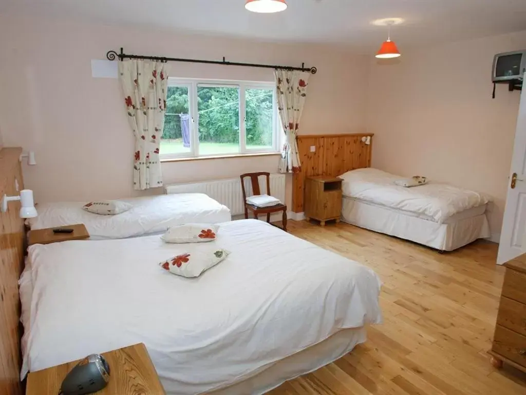 Quadruple Room with Shower - single occupancy in Dun Cromain B&B Quadruple Room with Shower - single occupancy in Dun Cromain B&B