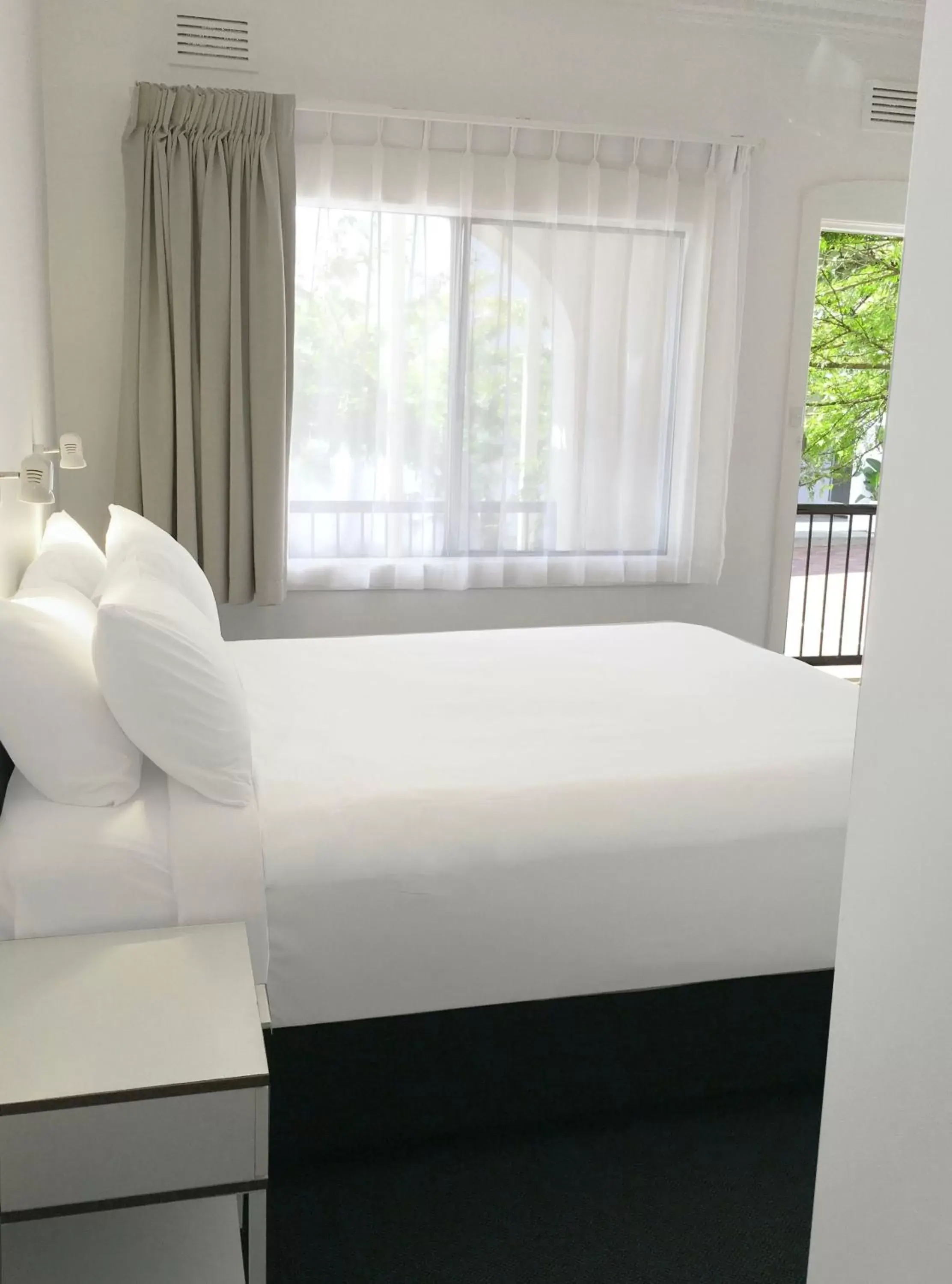 Standard Queen Room in The Sails Motel Brunswick Heads Standard Queen Room in The Sails Motel Brunswick Heads