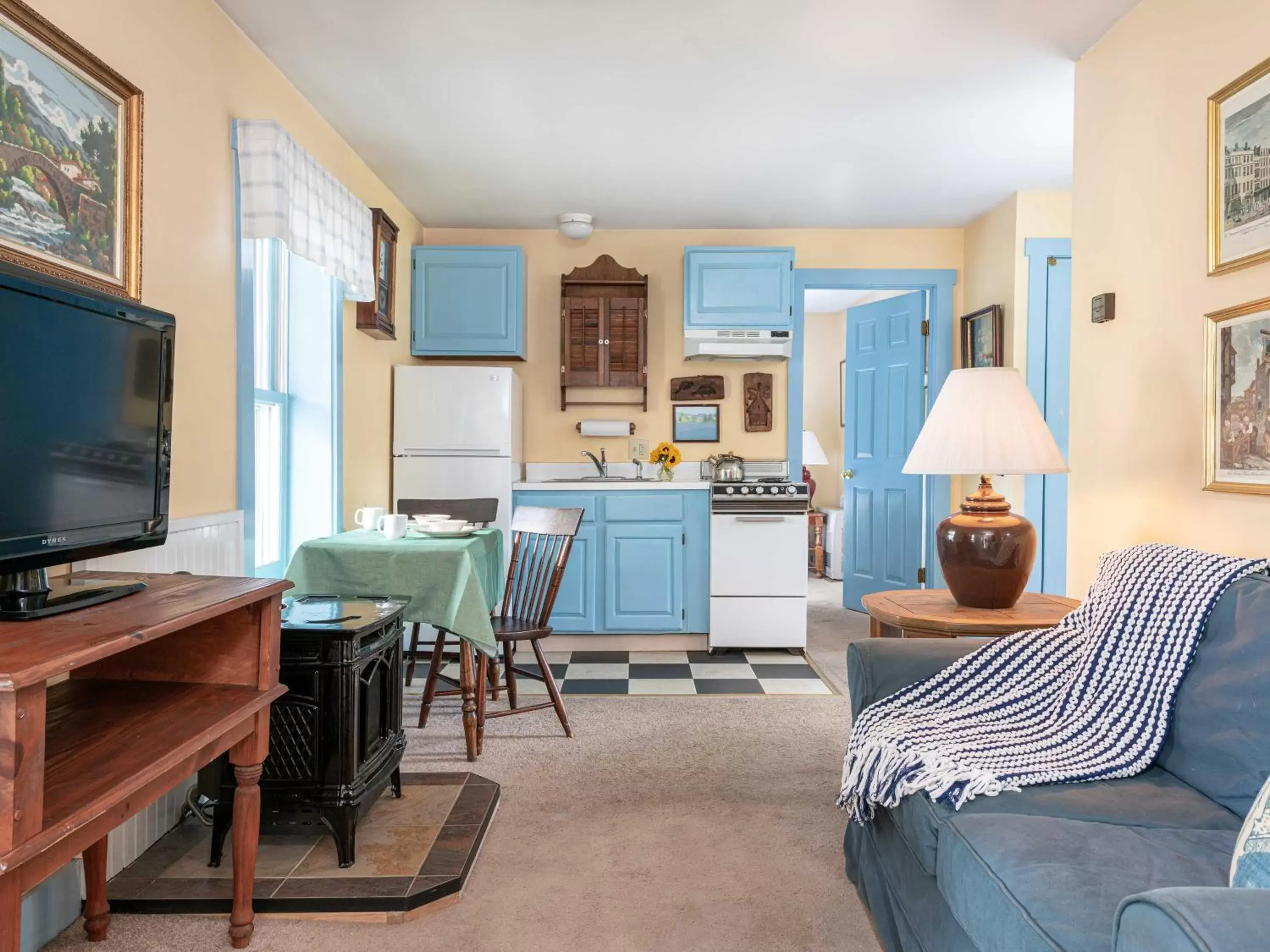 Deluxe Two Bedroom Studio in Old Stagecoach Inn Deluxe Two Bedroom Studio in Old Stagecoach Inn