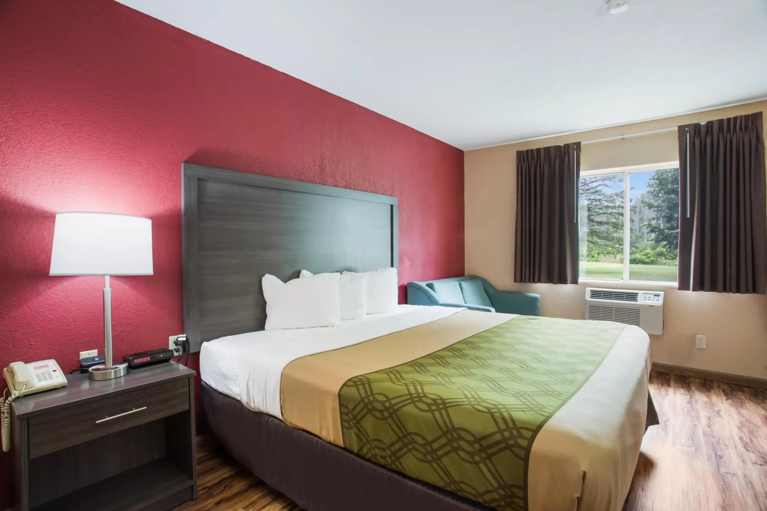 King Room with Roll-In Shower - Accessible/Non Smoking in Econo Lodge Painted Post - Corning King Room with Roll-In Shower - Accessible/Non Smoking in Econo Lodge Painted Post - Corning