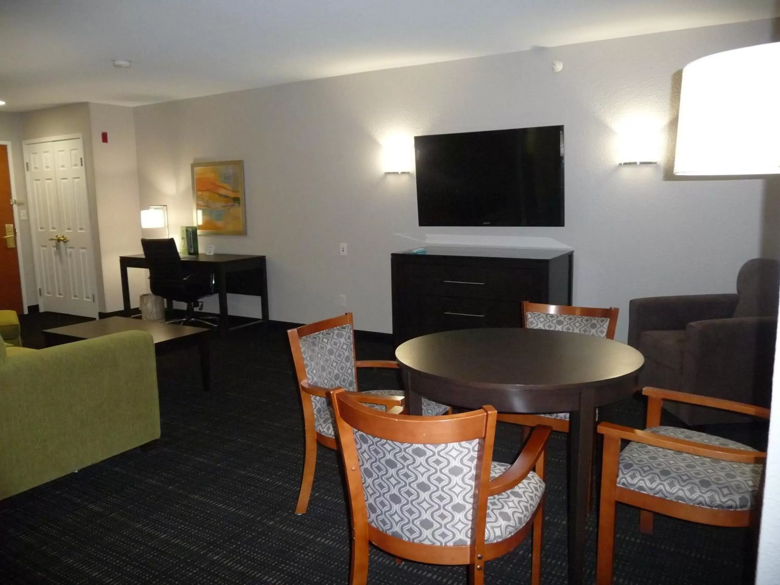 Deluxe King Studio Suite - Non-Smoking in Wingate by Wyndham Columbia Deluxe King Studio Suite - Non-Smoking in Wingate by Wyndham Columbia