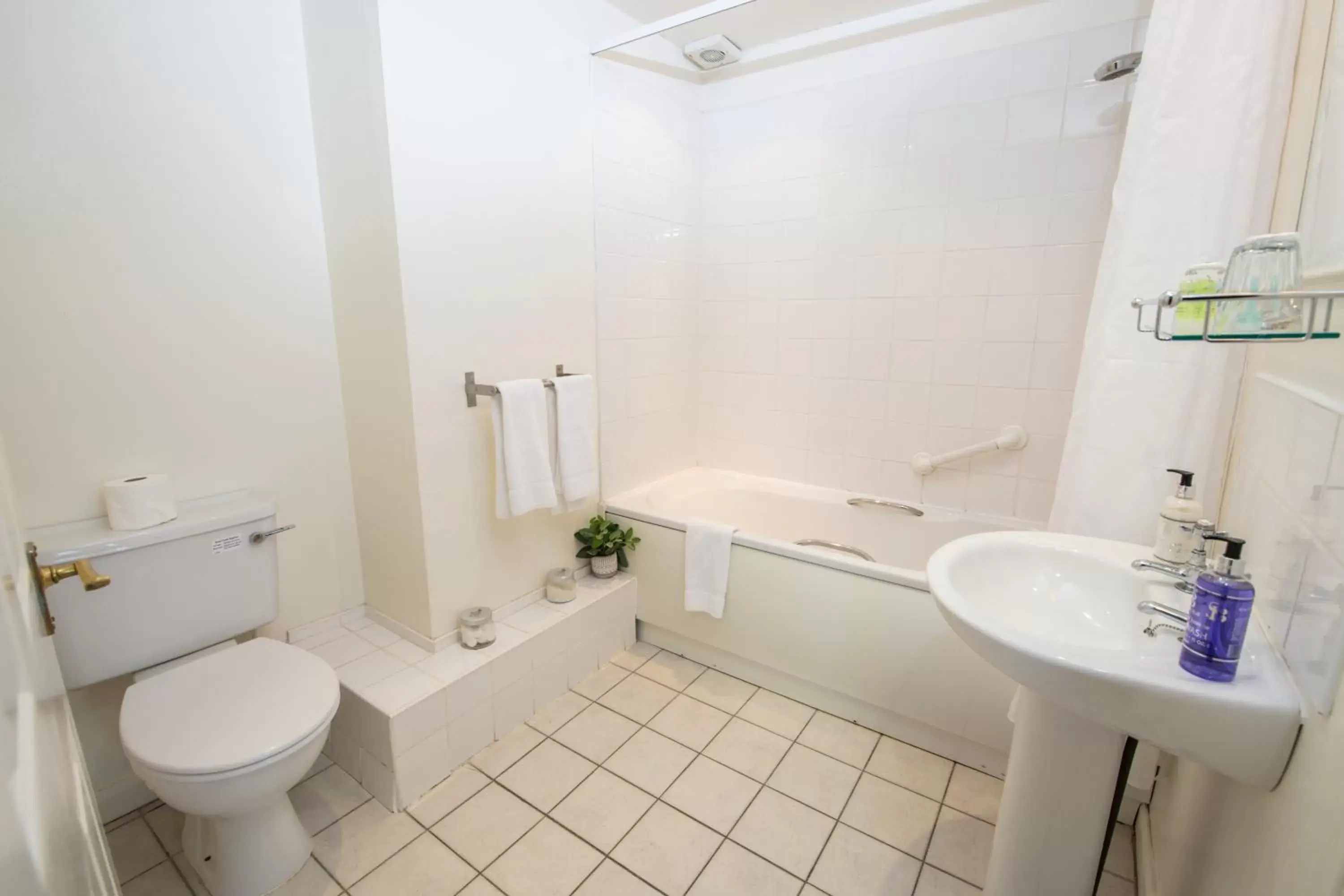 Deluxe Double or Twin Room with Sea View in The Nines, Bangor Marina Deluxe Double or Twin Room with Sea View in The Nines, Bangor Marina