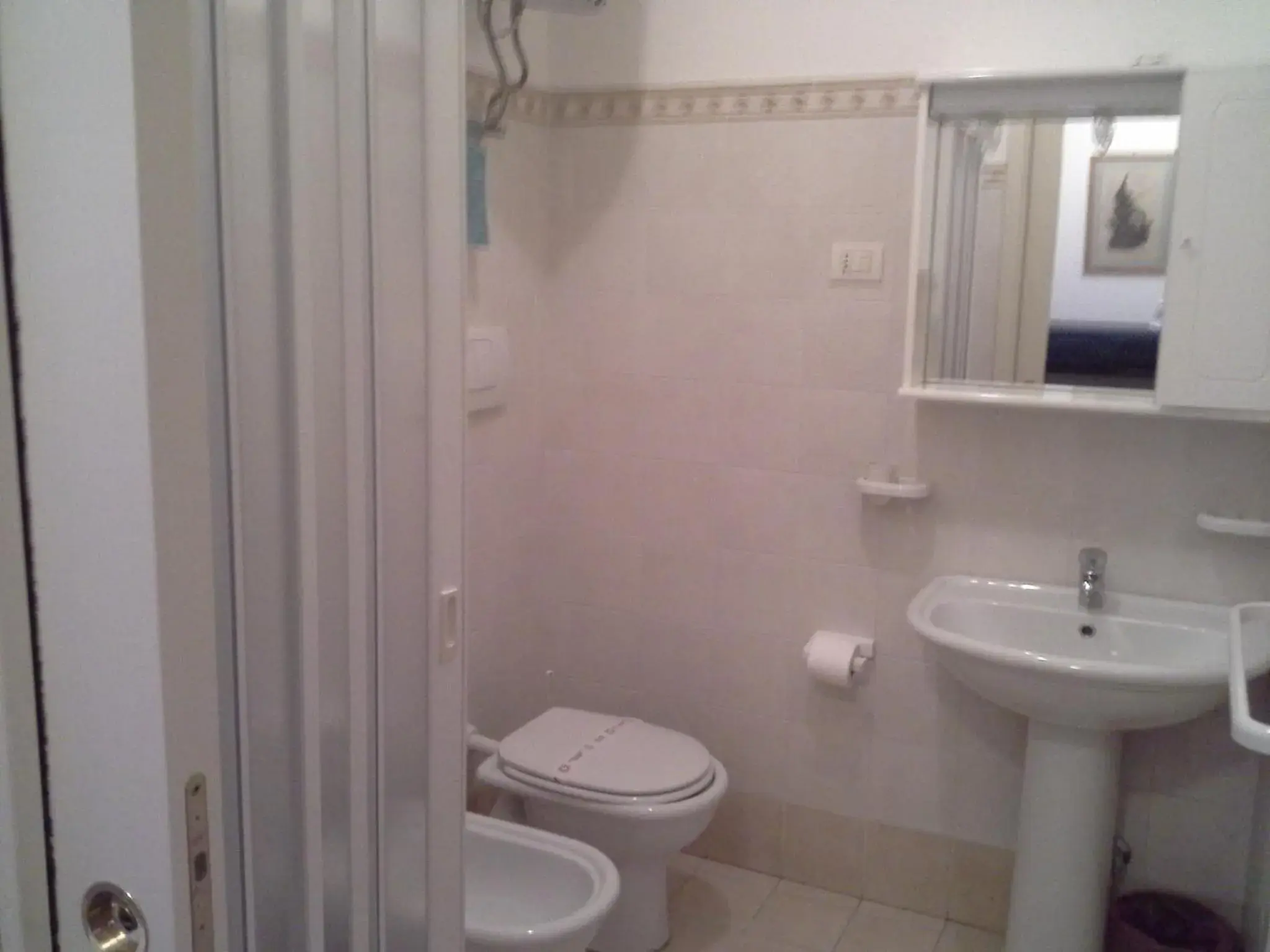 Economy Quadruple Room with Small Window in Hotel "Il Parco" B&B Sirolo Economy Quadruple Room with Small Window in Hotel "Il Parco" B&B Sirolo