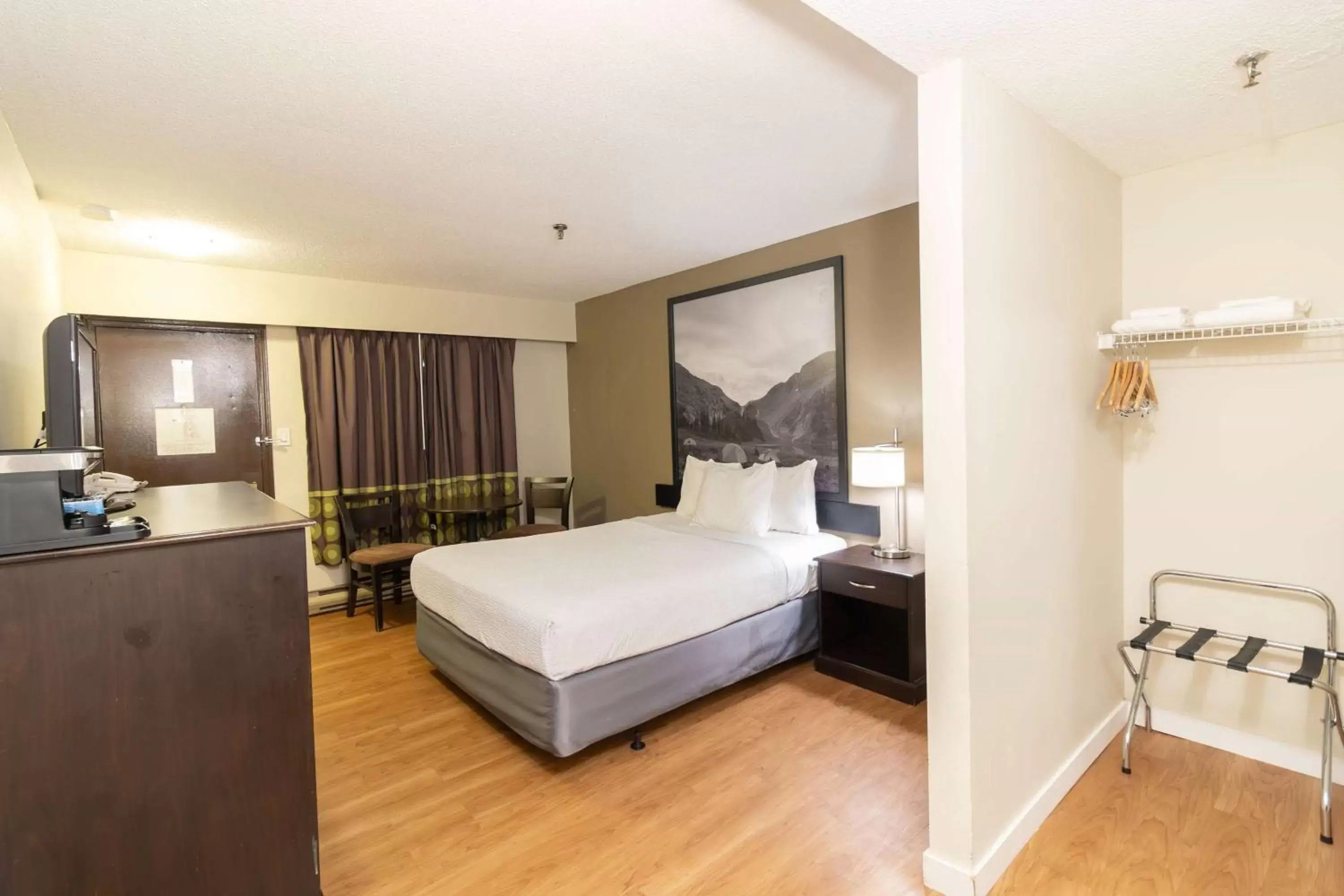 Deluxe Queen Room - Non-Smoking in Super 8 by Wyndham Prince George Deluxe Queen Room - Non-Smoking in Super 8 by Wyndham Prince George