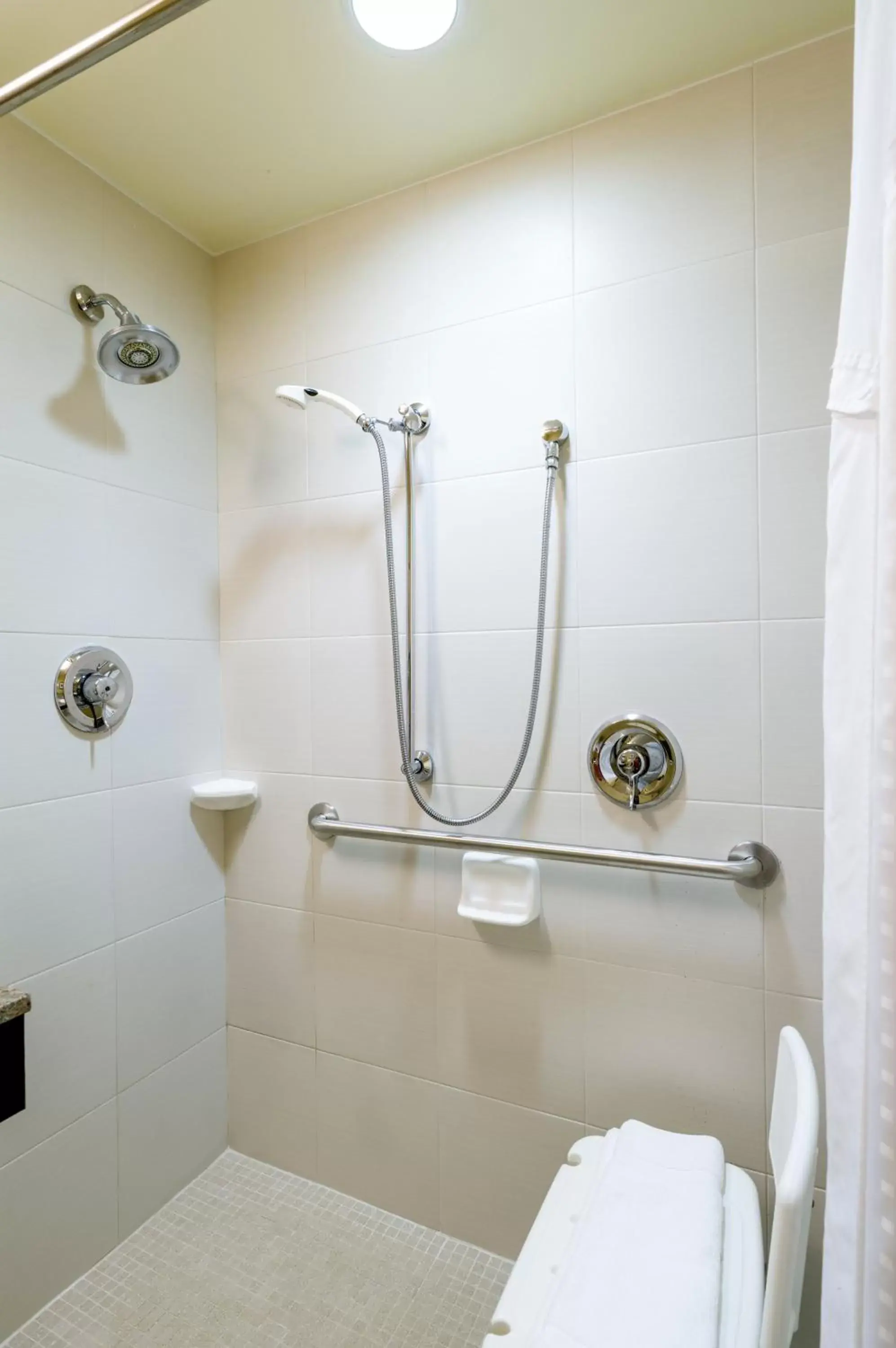 King Mobility Accessible Tub Non-Smoking in Holiday Inn Express Frazer - Malvern, an IHG Hotel King Mobility Accessible Tub Non-Smoking in Holiday Inn Express Frazer - Malvern, an IHG Hotel