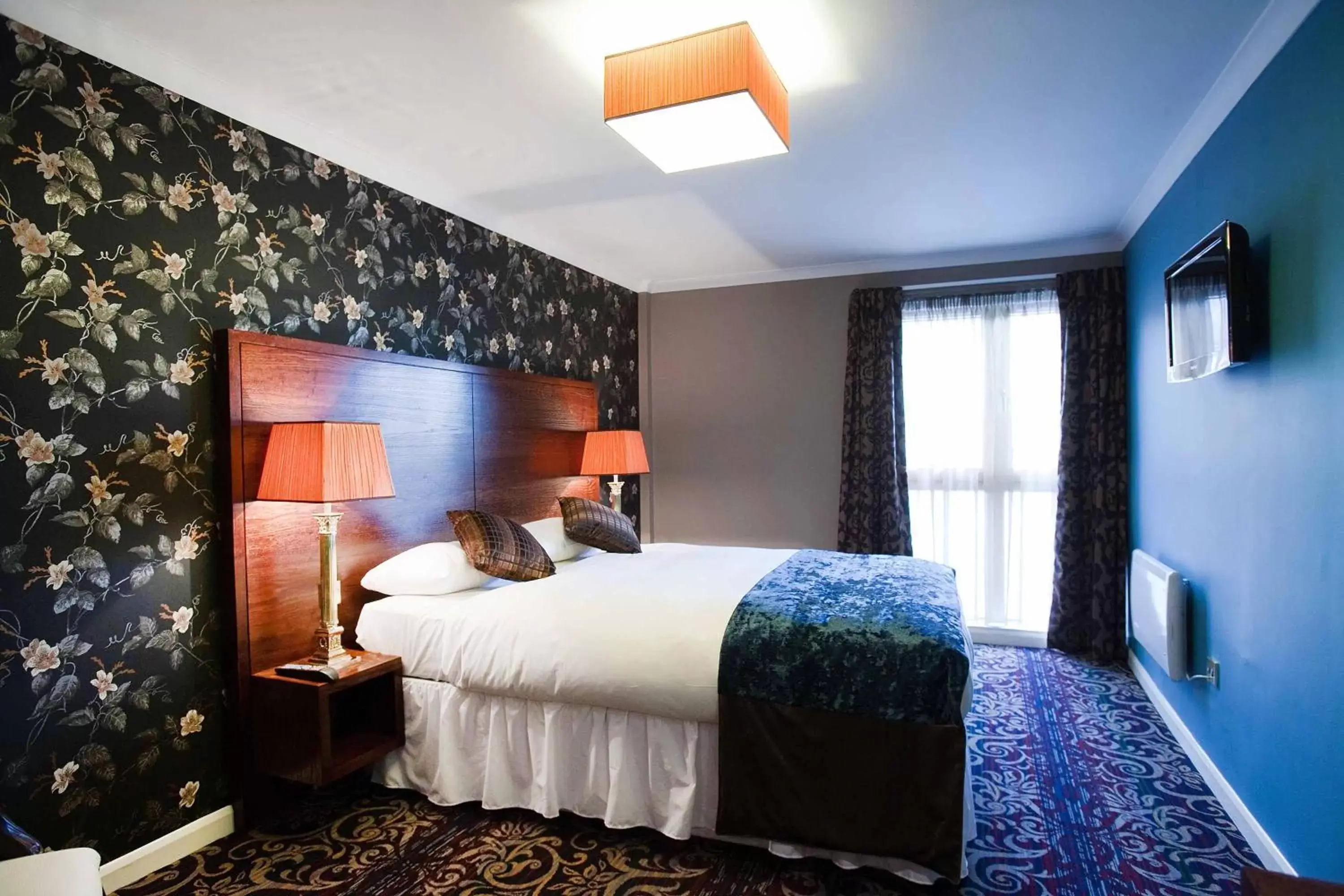 Family Room (2 Adults + 2 Children) in The White Lady Wetherspoon Family Room (2 Adults + 2 Children) in The White Lady Wetherspoon