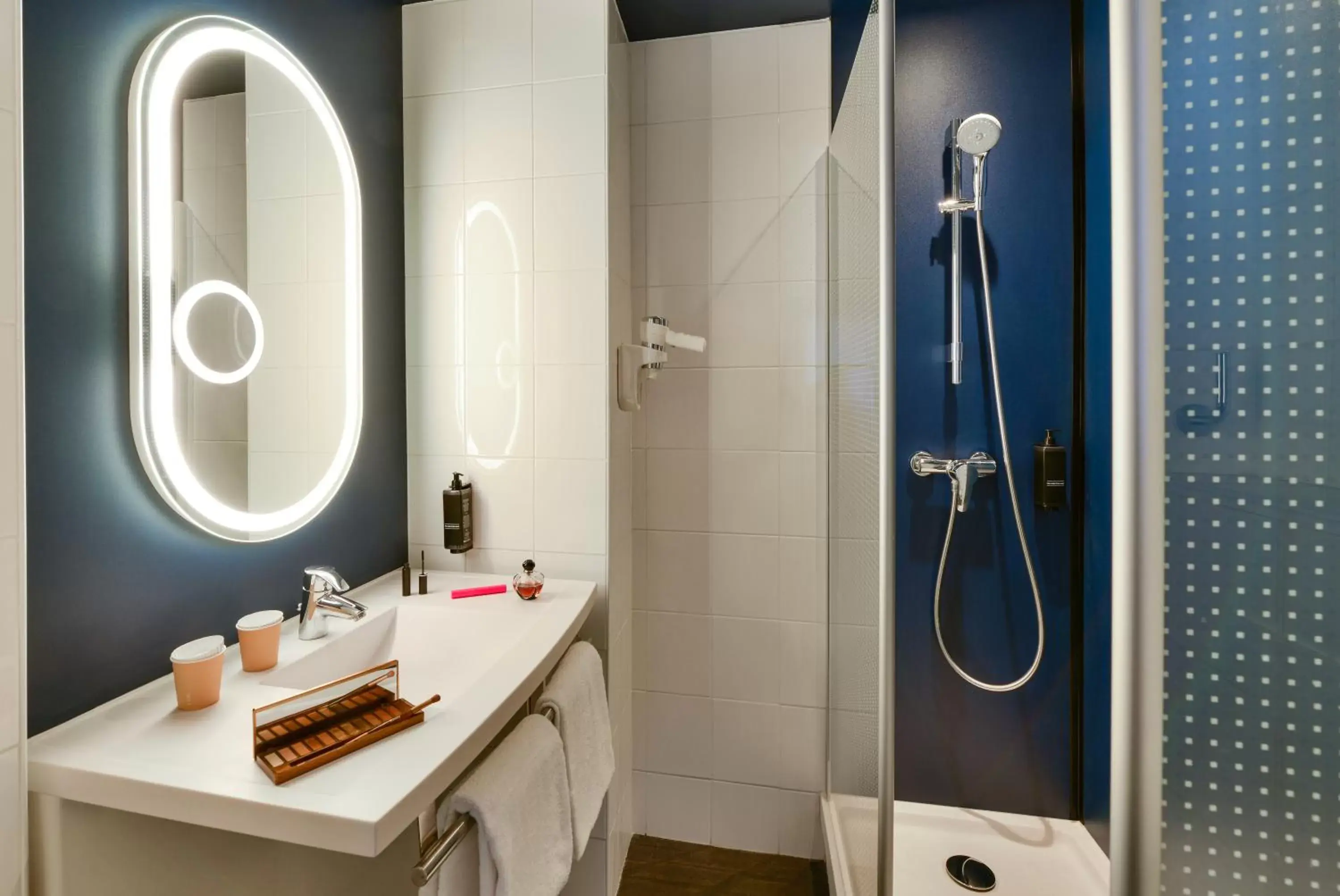 Standard Room with One Double Bed and One Single Bed in ibis Paris Gare De L Est 10ème Standard Room with One Double Bed and One Single Bed in ibis Paris Gare De L Est 10ème