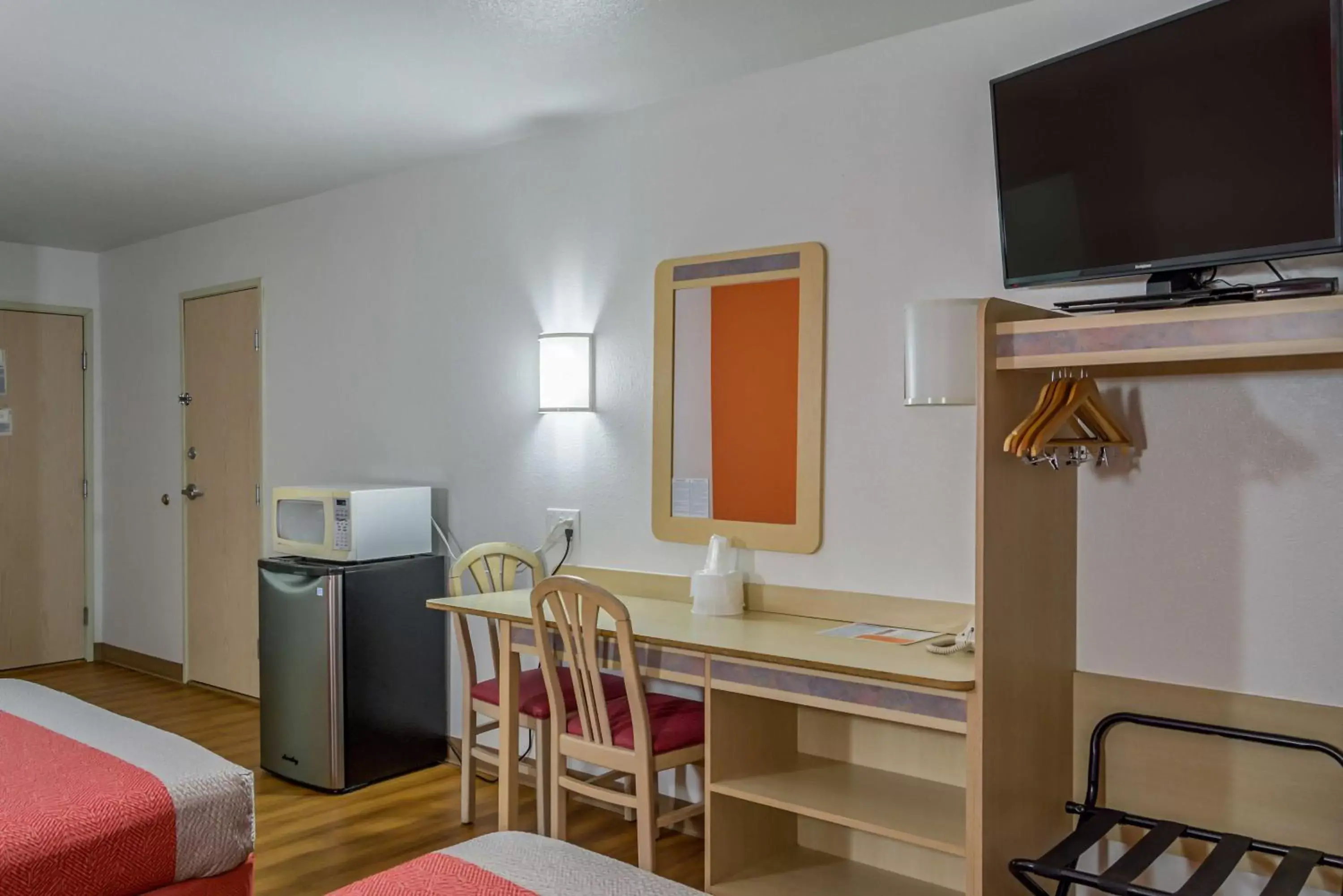 Queen Room with Two Queen Beds - Disability Access - Roll In Shower in Motel 6-Redmond, OR Queen Room with Two Queen Beds - Disability Access - Roll In Shower in Motel 6-Redmond, OR