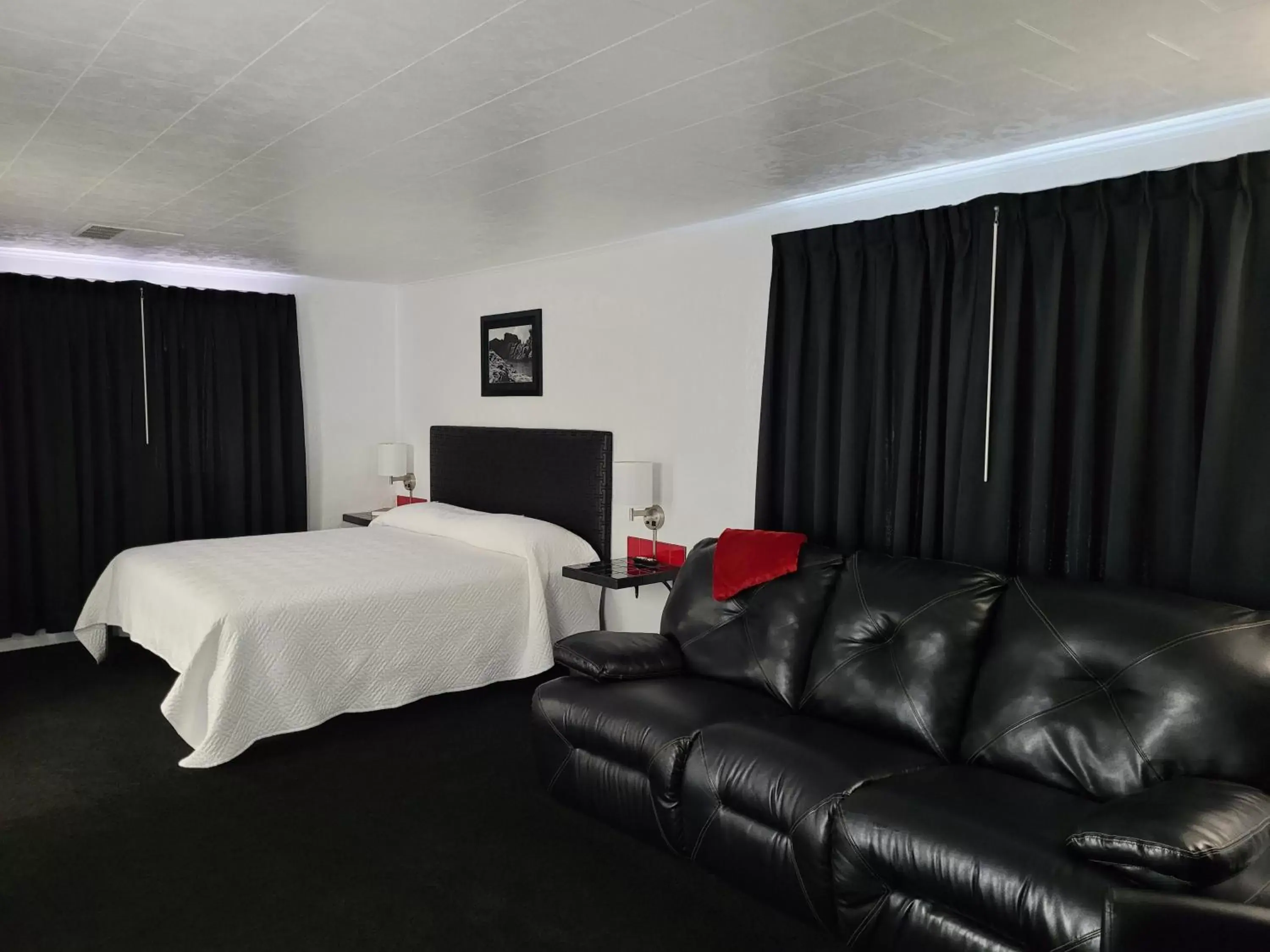 Deluxe King Suite in Rocket Motel Deluxe King Suite in Rocket Motel