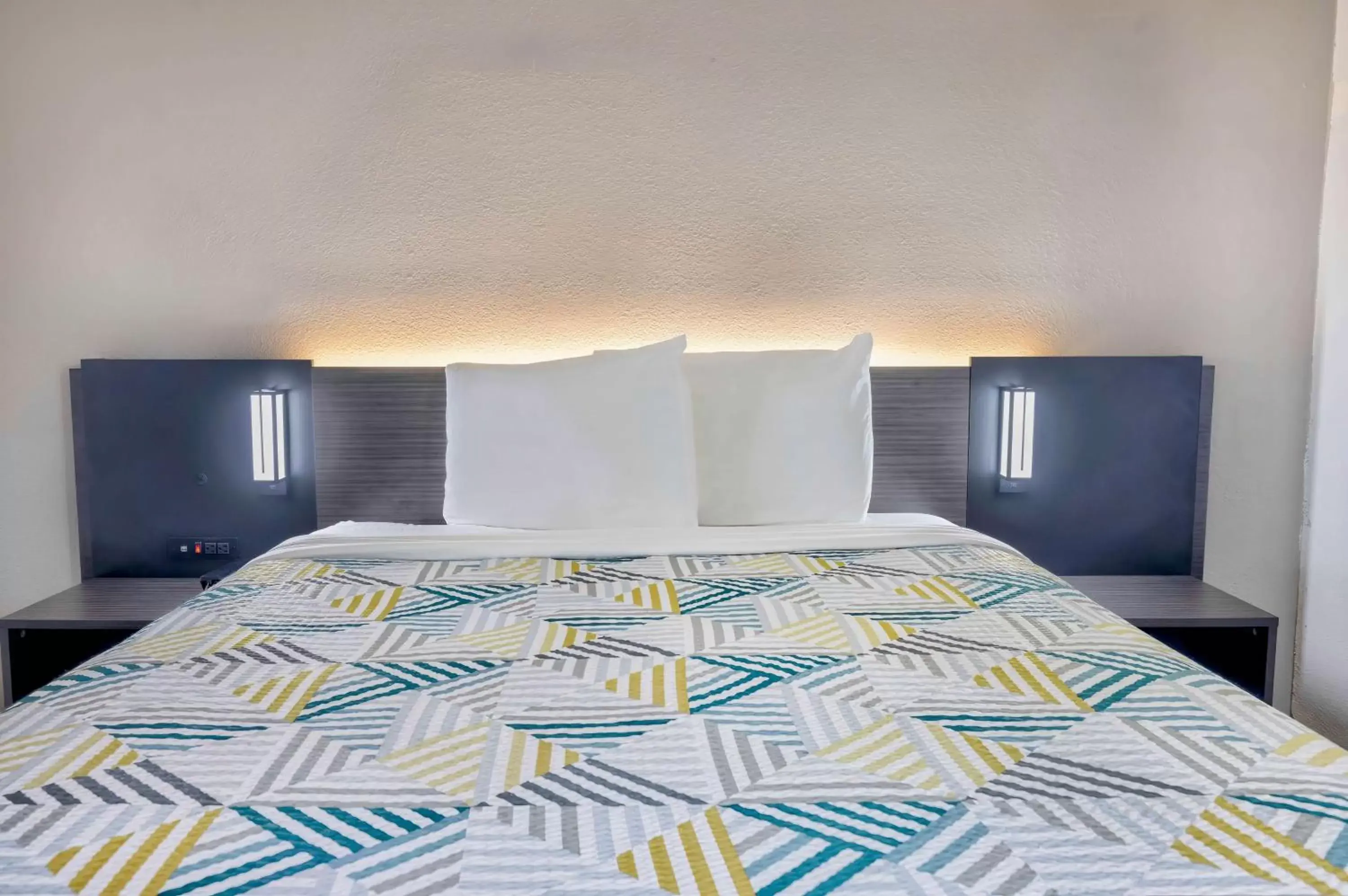 Queen Room - Disability Access in Motel 6-Villa Park, IL - Chicago West Queen Room - Disability Access in Motel 6-Villa Park, IL - Chicago West