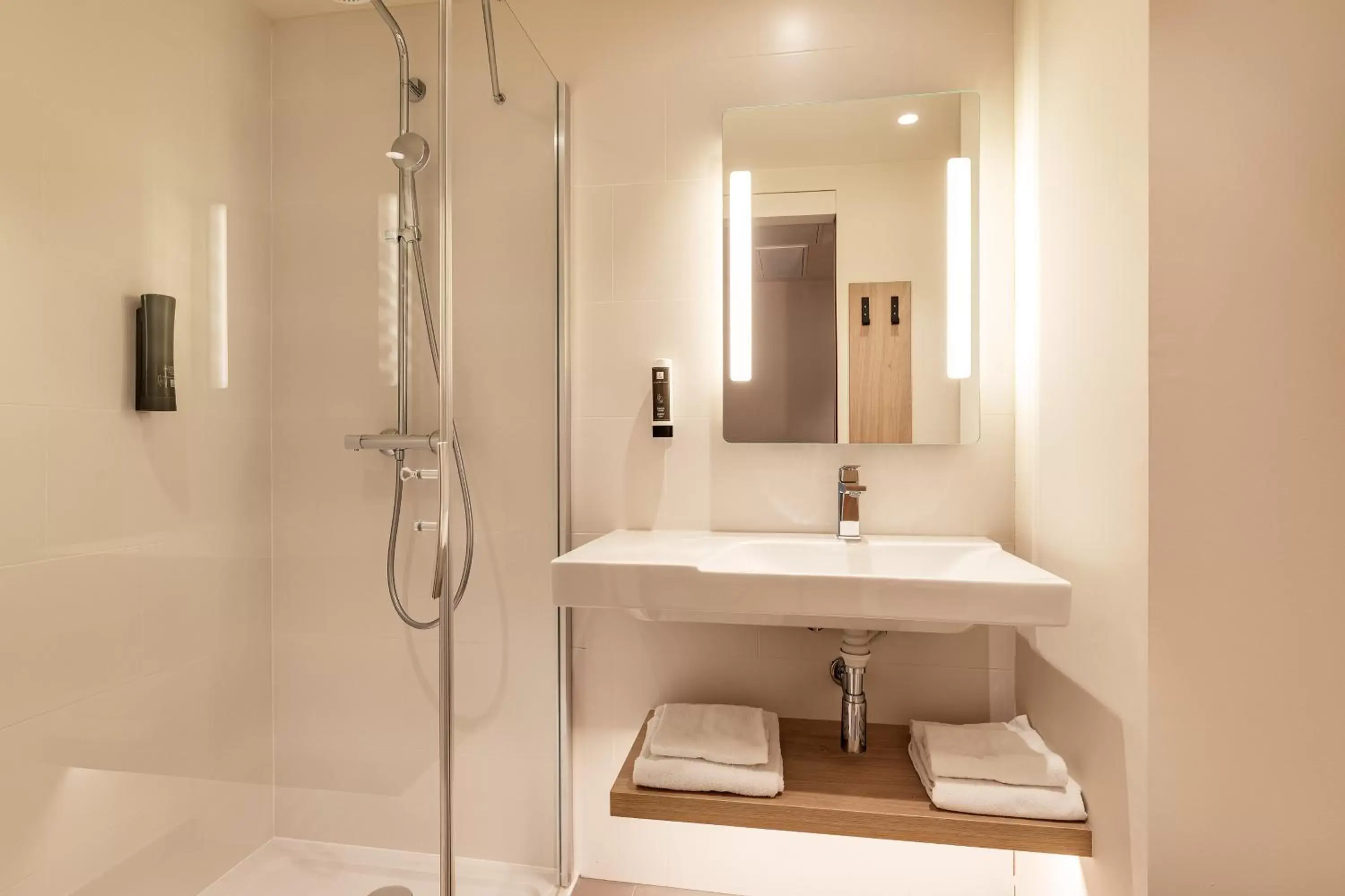 Double Room in B&B HOTEL Lille Lillenium Eurasanté Double Room in B&B HOTEL Lille Lillenium Eurasanté