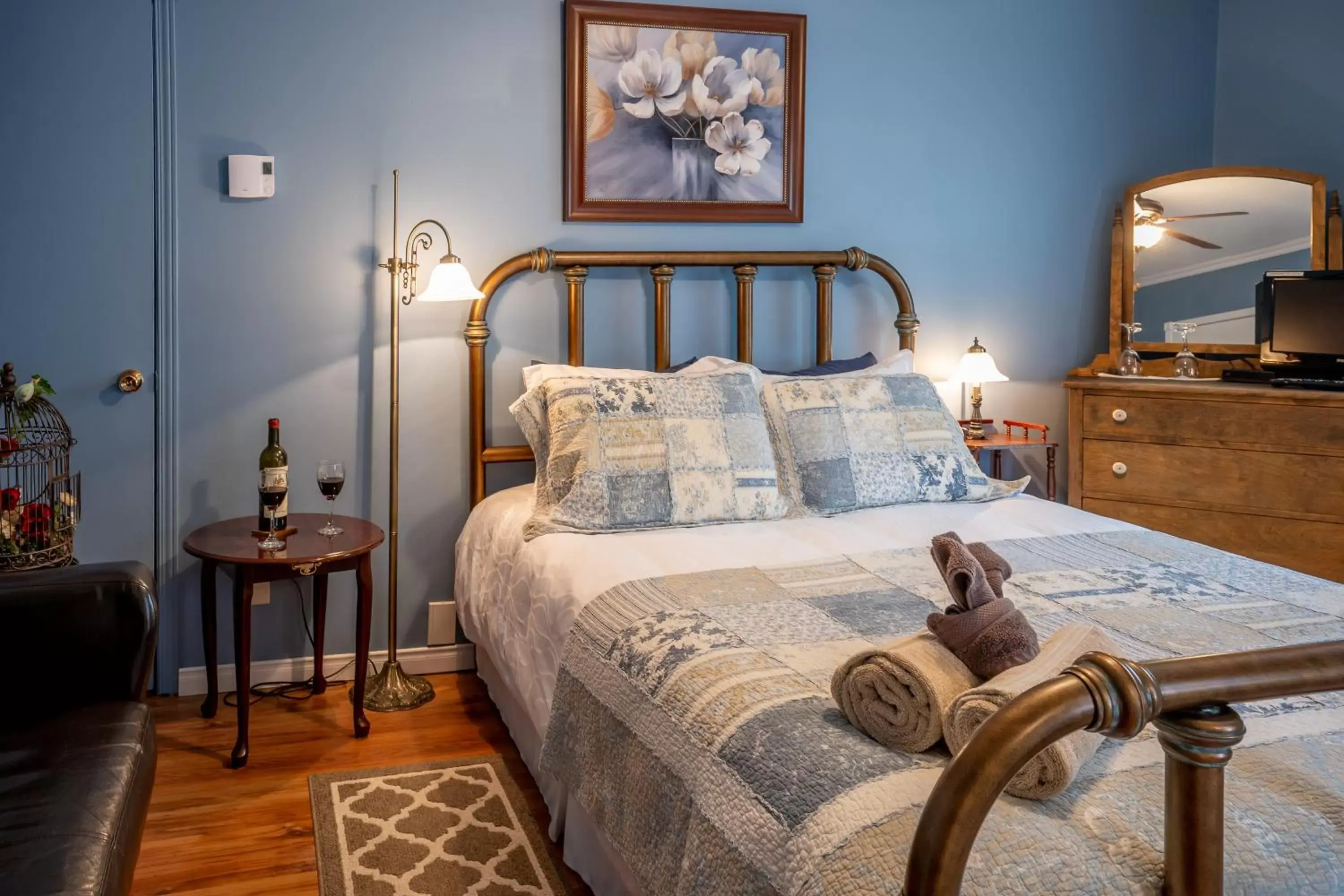 Queen Room with Private Bathroom in Au Coeur De Magog Queen Room with Private Bathroom in Au Coeur De Magog