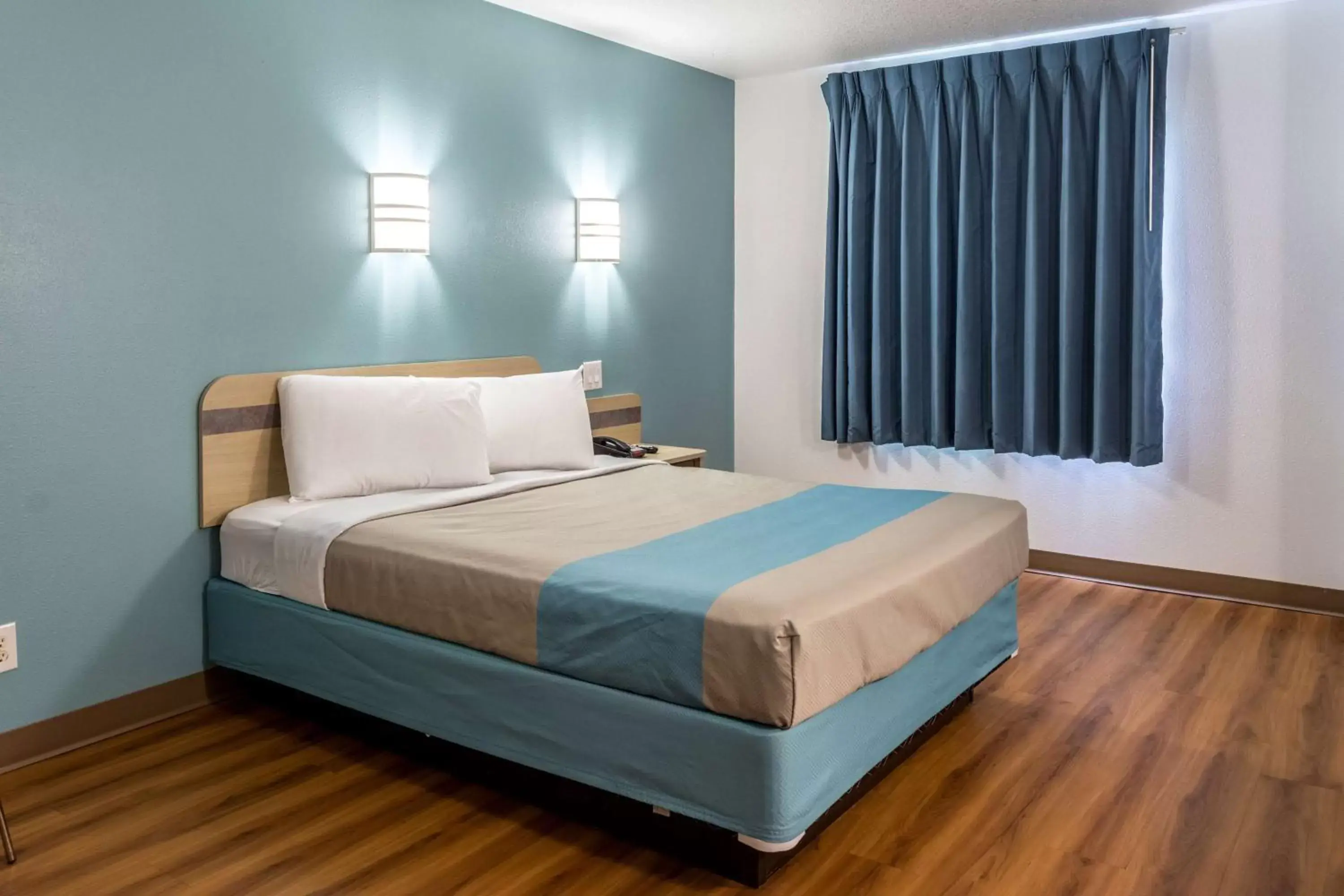 Deluxe Queen Room - Non-Smoking in Motel 6-Lincoln City, OR Deluxe Queen Room - Non-Smoking in Motel 6-Lincoln City, OR