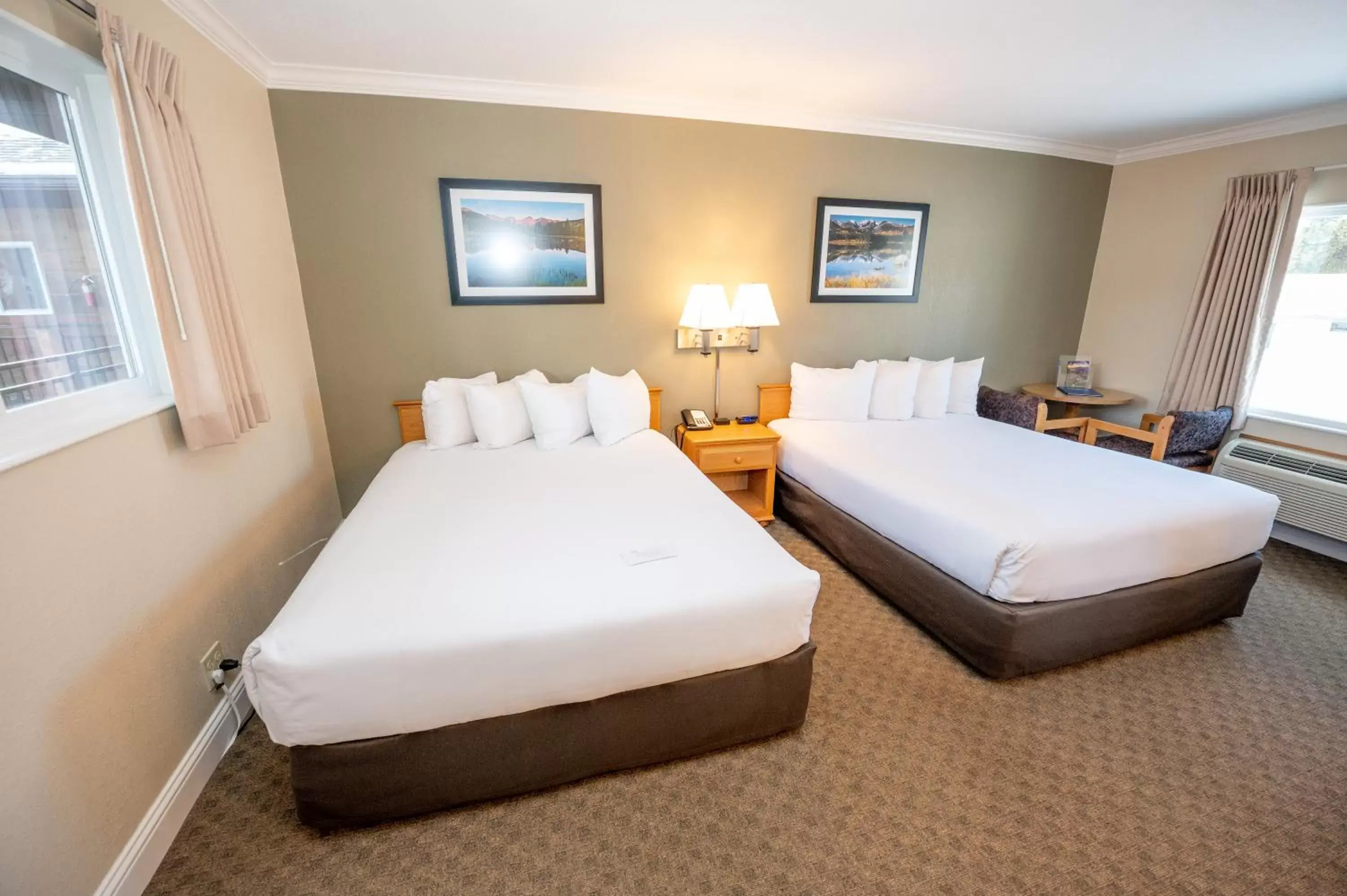 Deluxe Queen Room with Two Queen Beds in Blue Door Inn Deluxe Queen Room with Two Queen Beds in Blue Door Inn