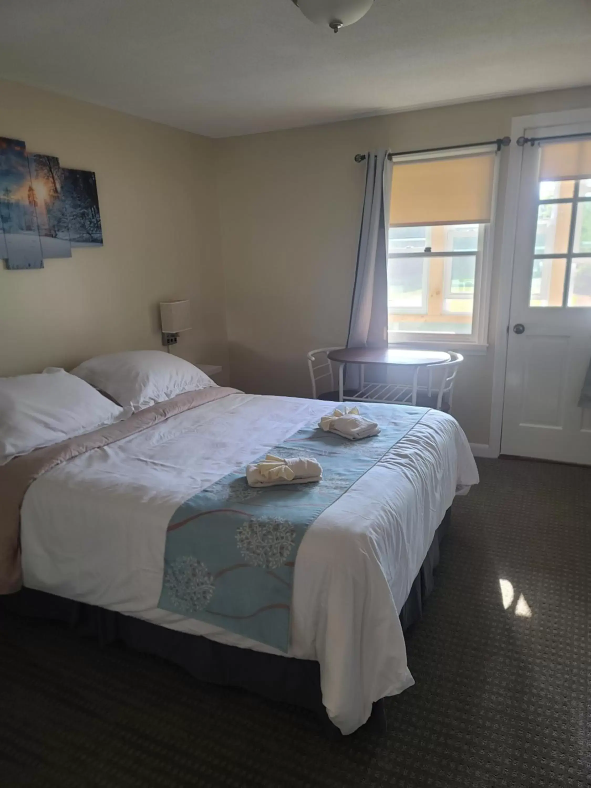 Deluxe Double Room with Balcony in Lake Shore Farm Inn Deluxe Double Room with Balcony in Lake Shore Farm Inn