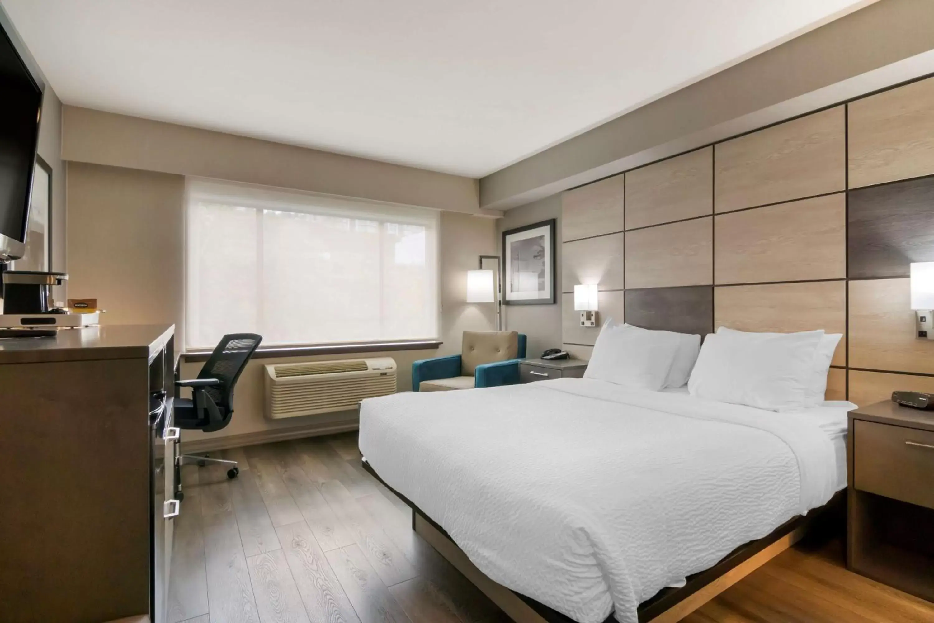 King Suite with Kitchnette and Mountain View - Non-Smoking in Best Western Premier Aberdeen Kamloops King Suite with Kitchnette and Mountain View - Non-Smoking in Best Western Premier Aberdeen Kamloops