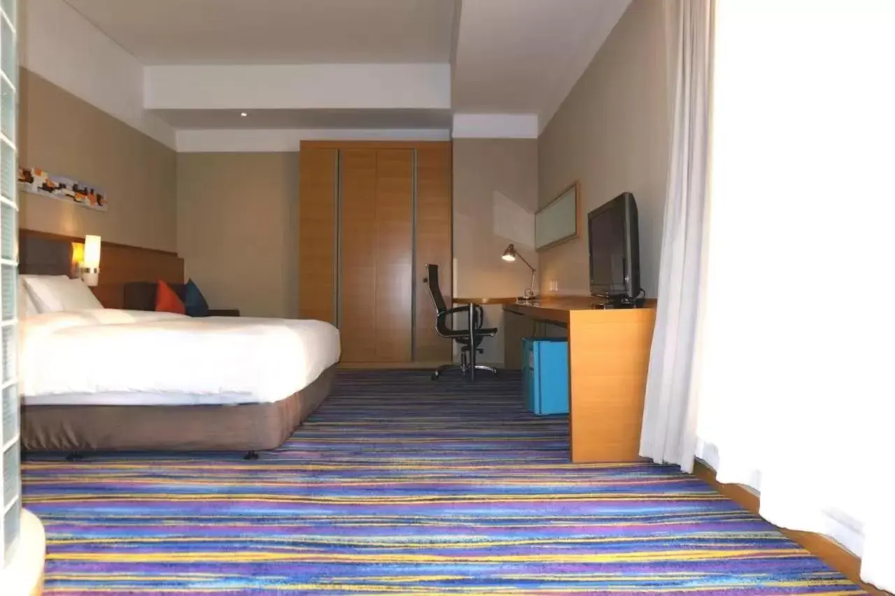 Standard King Room with Extra Floor Space in Holiday Inn Express Tianjin Heping by IHG Standard King Room with Extra Floor Space in Holiday Inn Express Tianjin Heping by IHG