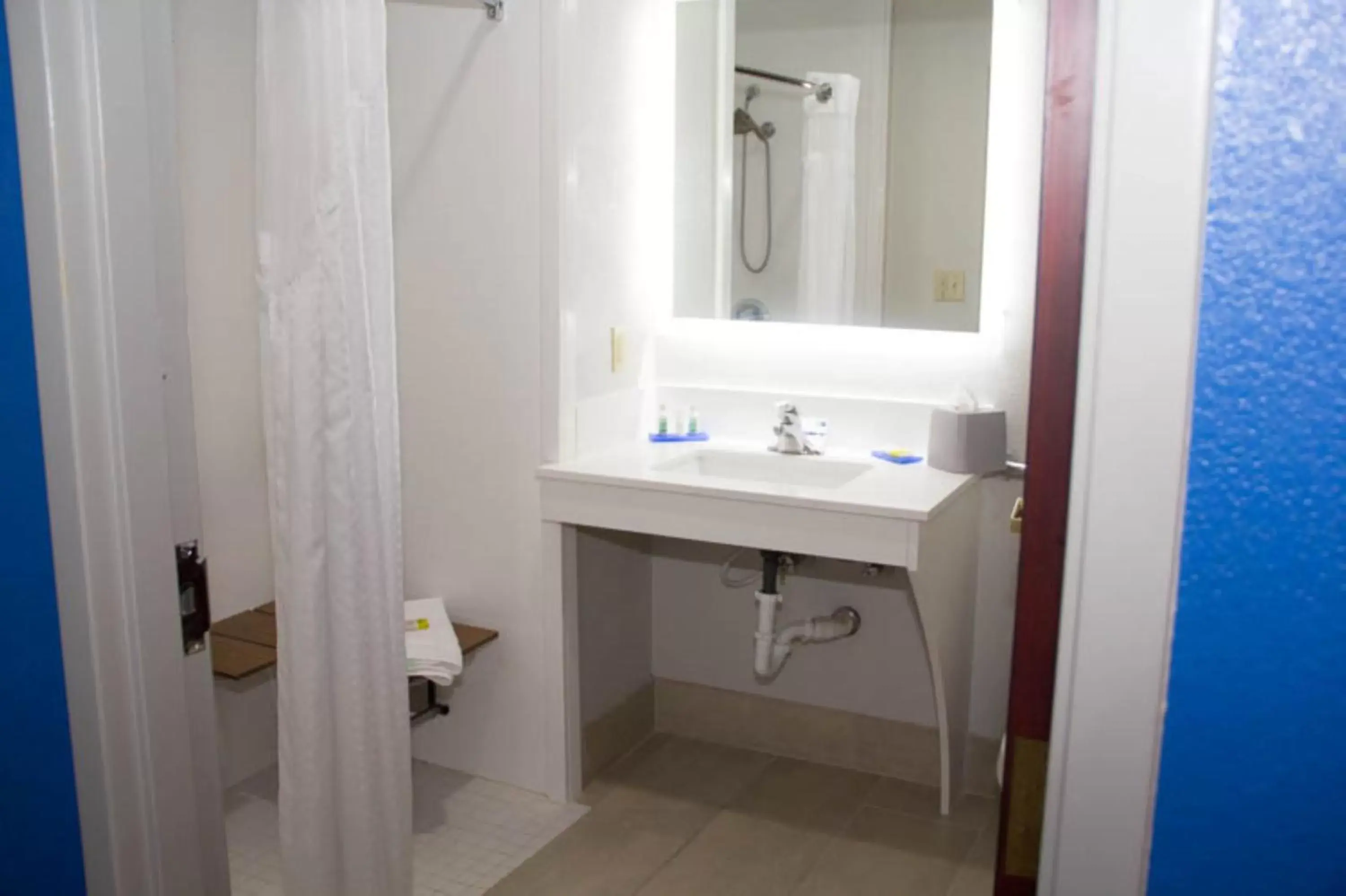 King Room - Disability Access/Roll in Shower in Holiday Inn Express & Suites Kings Mountain - Shelby Area, an IHG Hotel King Room - Disability Access/Roll in Shower in Holiday Inn Express & Suites Kings Mountain - Shelby Area, an IHG Hotel