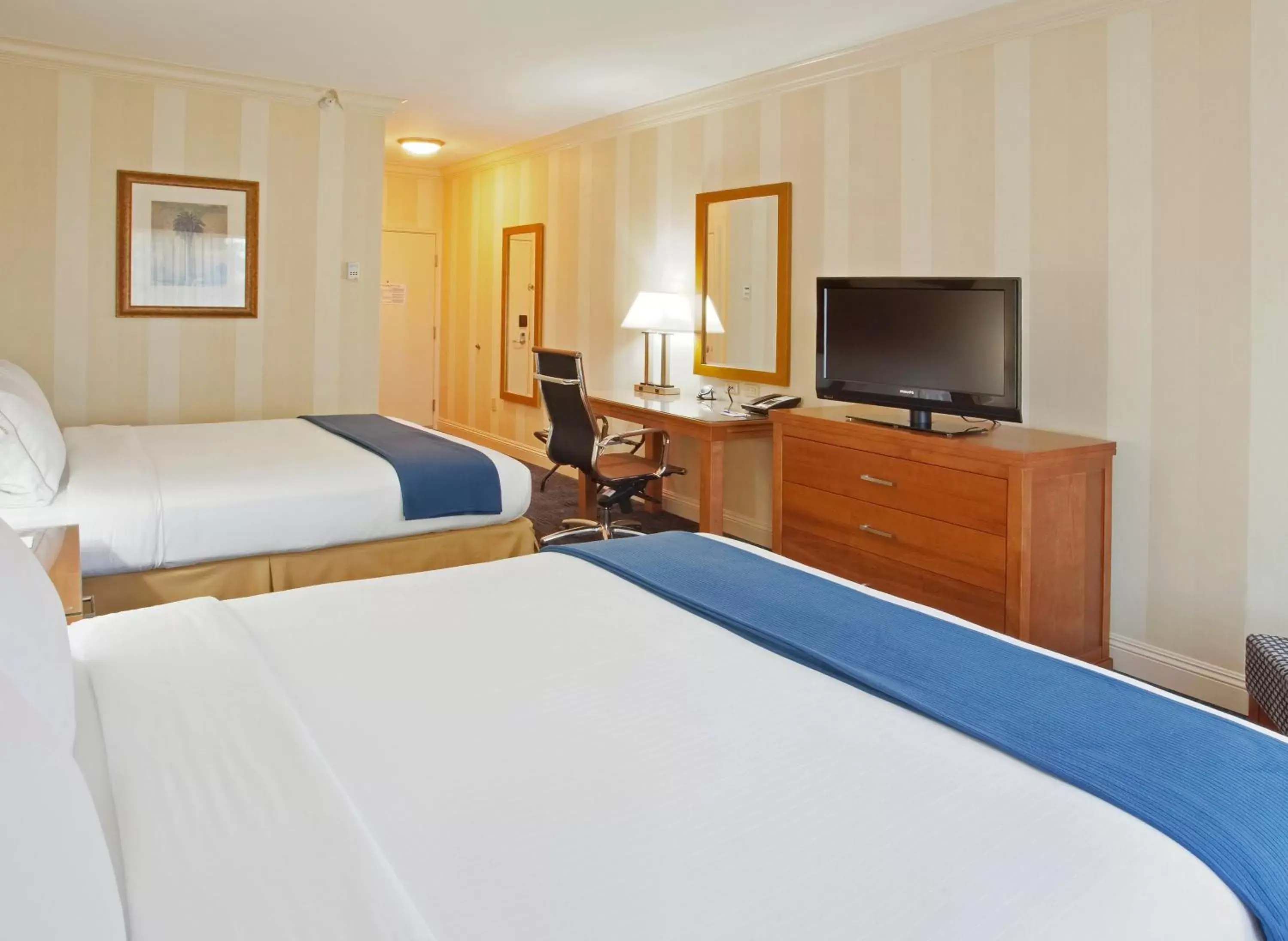 Queen Room with Two Queen Beds - Disability Access in Holiday Inn Express Hotel & Suites Santa Cruz, an IHG Hotel Queen Room with Two Queen Beds - Disability Access in Holiday Inn Express Hotel & Suites Santa Cruz, an IHG Hotel