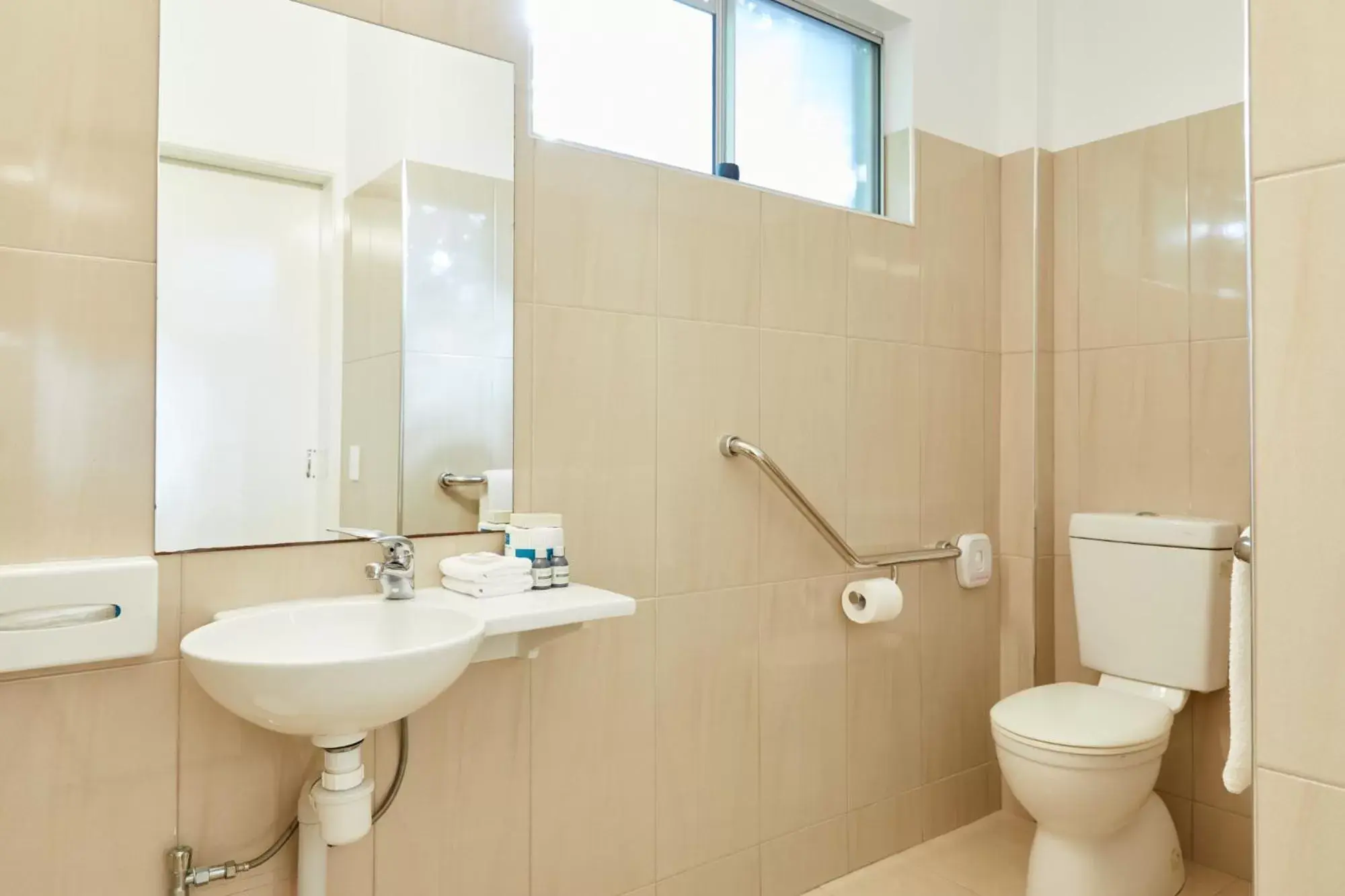 Twin Room - Disability Access in The Sails Motel Brunswick Heads Twin Room - Disability Access in The Sails Motel Brunswick Heads