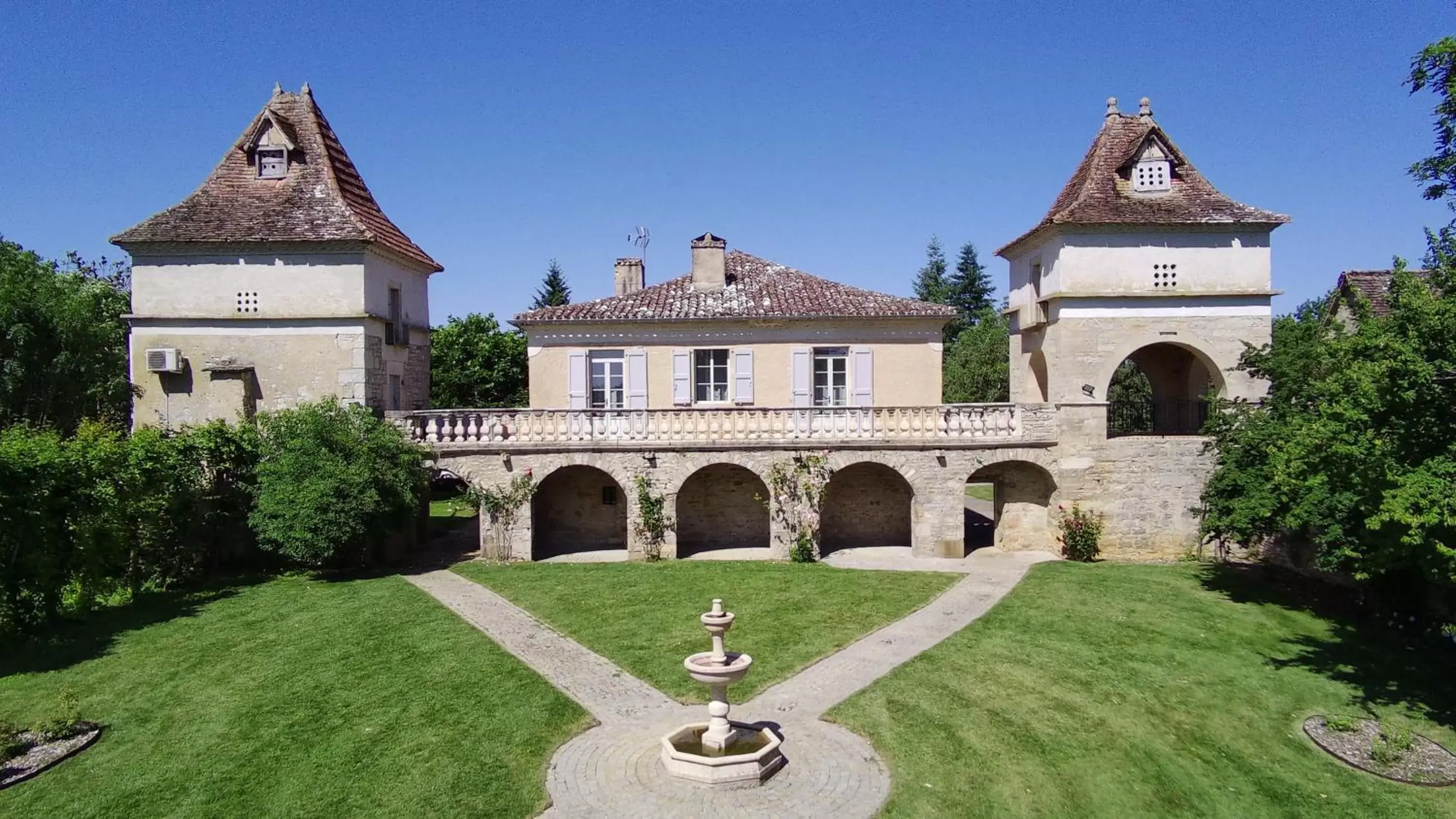 Property building in Domaine de Monplaisir Property building in Domaine de Monplaisir