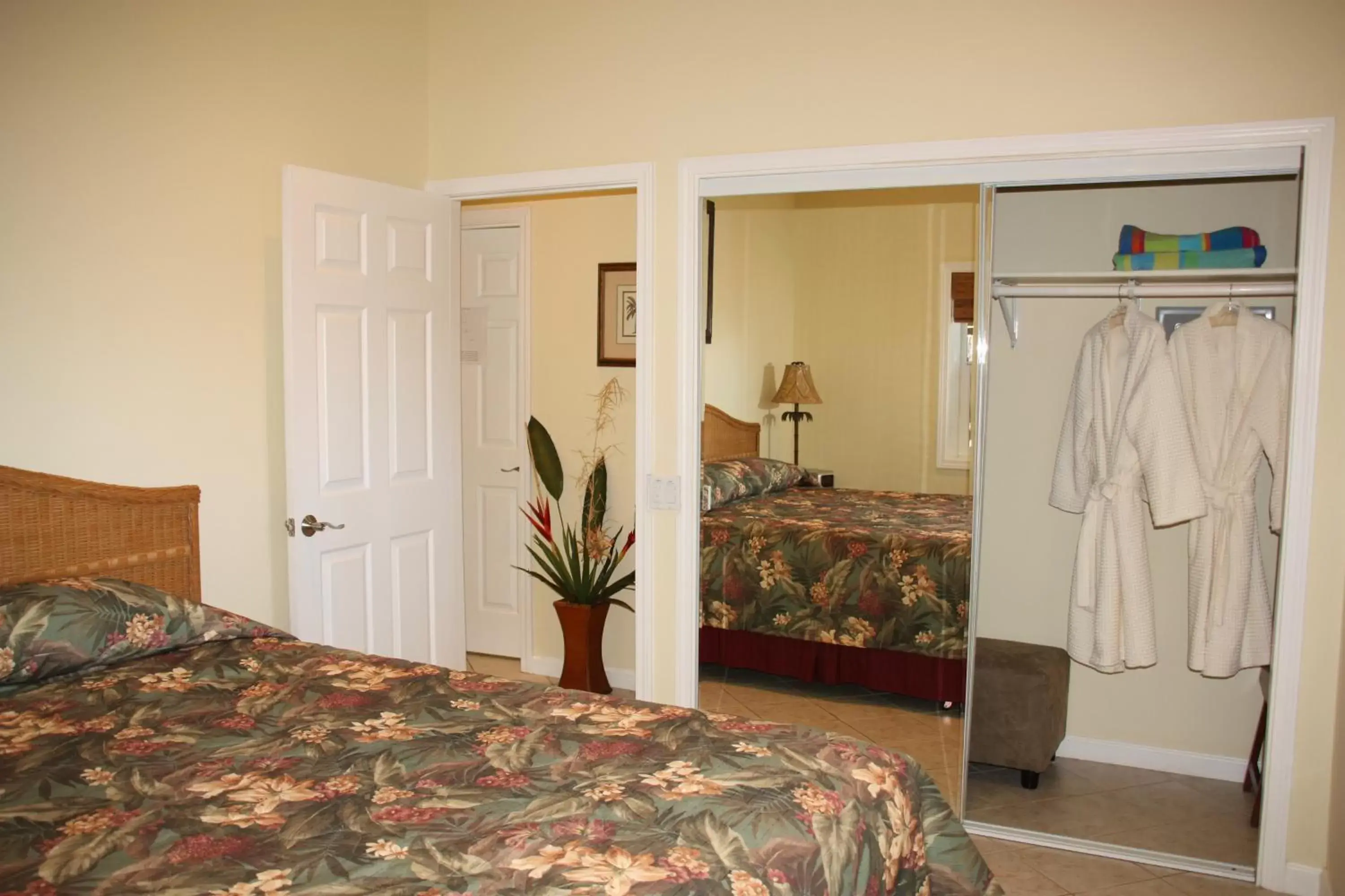 Deluxe King Suite in Maui Beach House B & B Deluxe King Suite in Maui Beach House B & B