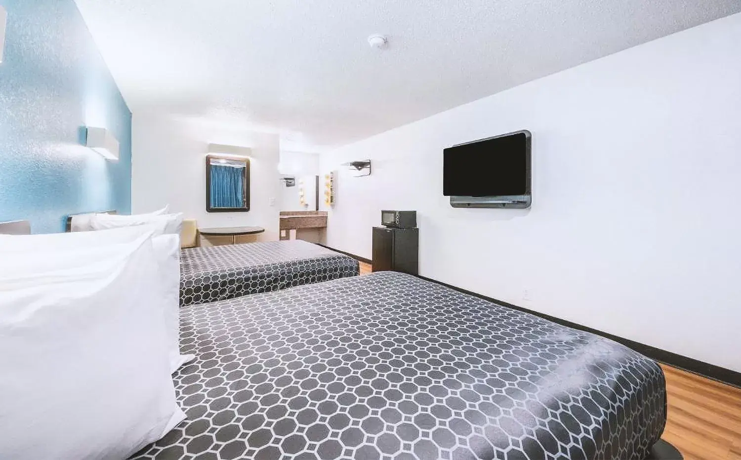 Deluxe Queen Room with Two Queen Beds in Sky Palace Inn & Suites By Jasper Beeville Deluxe Queen Room with Two Queen Beds in Sky Palace Inn & Suites By Jasper Beeville