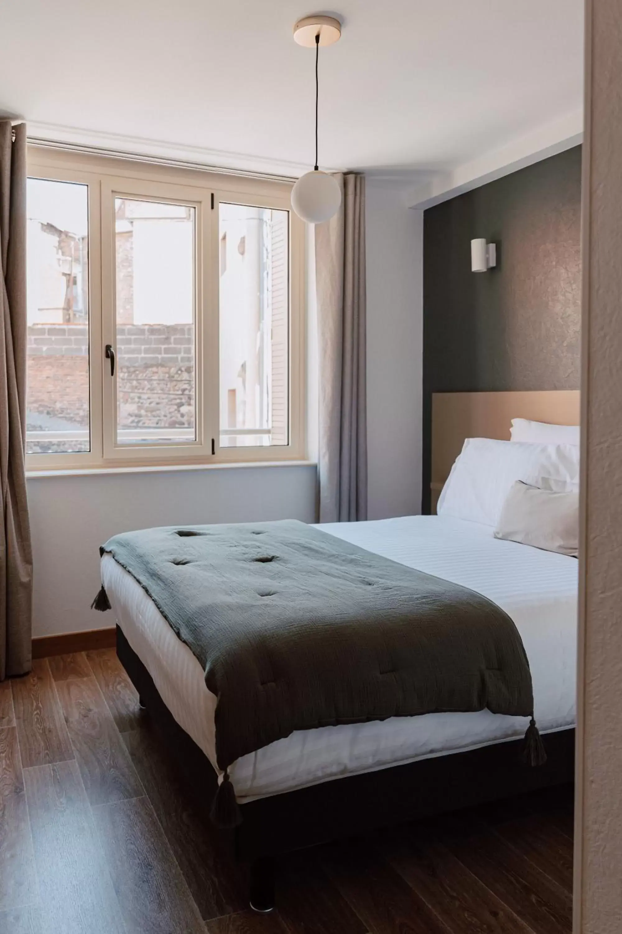 Double Room in Mage hôtels - Hôtel la grenette - Brasserie Bonté Divine Double Room in Mage hôtels - Hôtel la grenette - Brasserie Bonté Divine