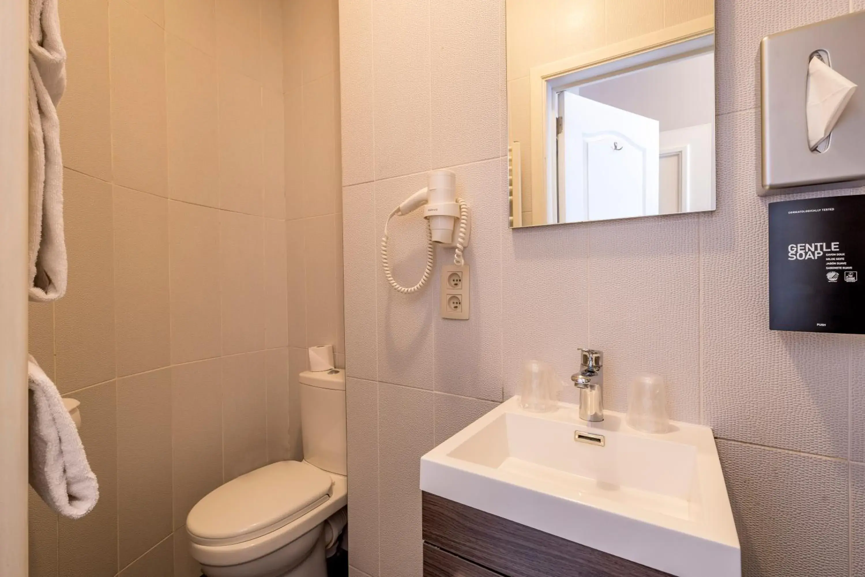 Small Single Room in Beverly Hills Hotel Small Single Room in Beverly Hills Hotel