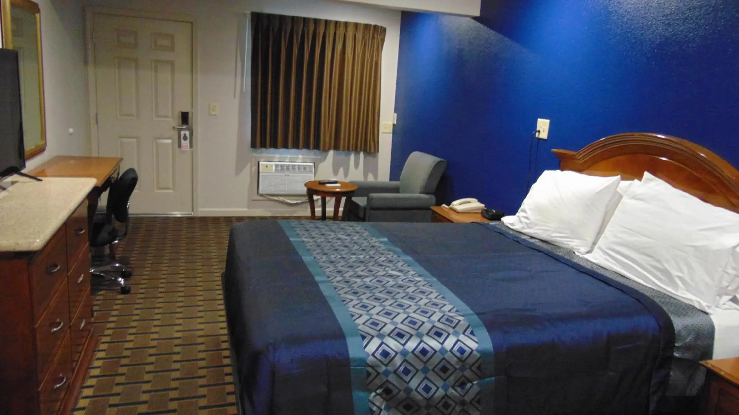 Queen Room - Non-Smoking in Corcoran Country Inn Queen Room - Non-Smoking in Corcoran Country Inn