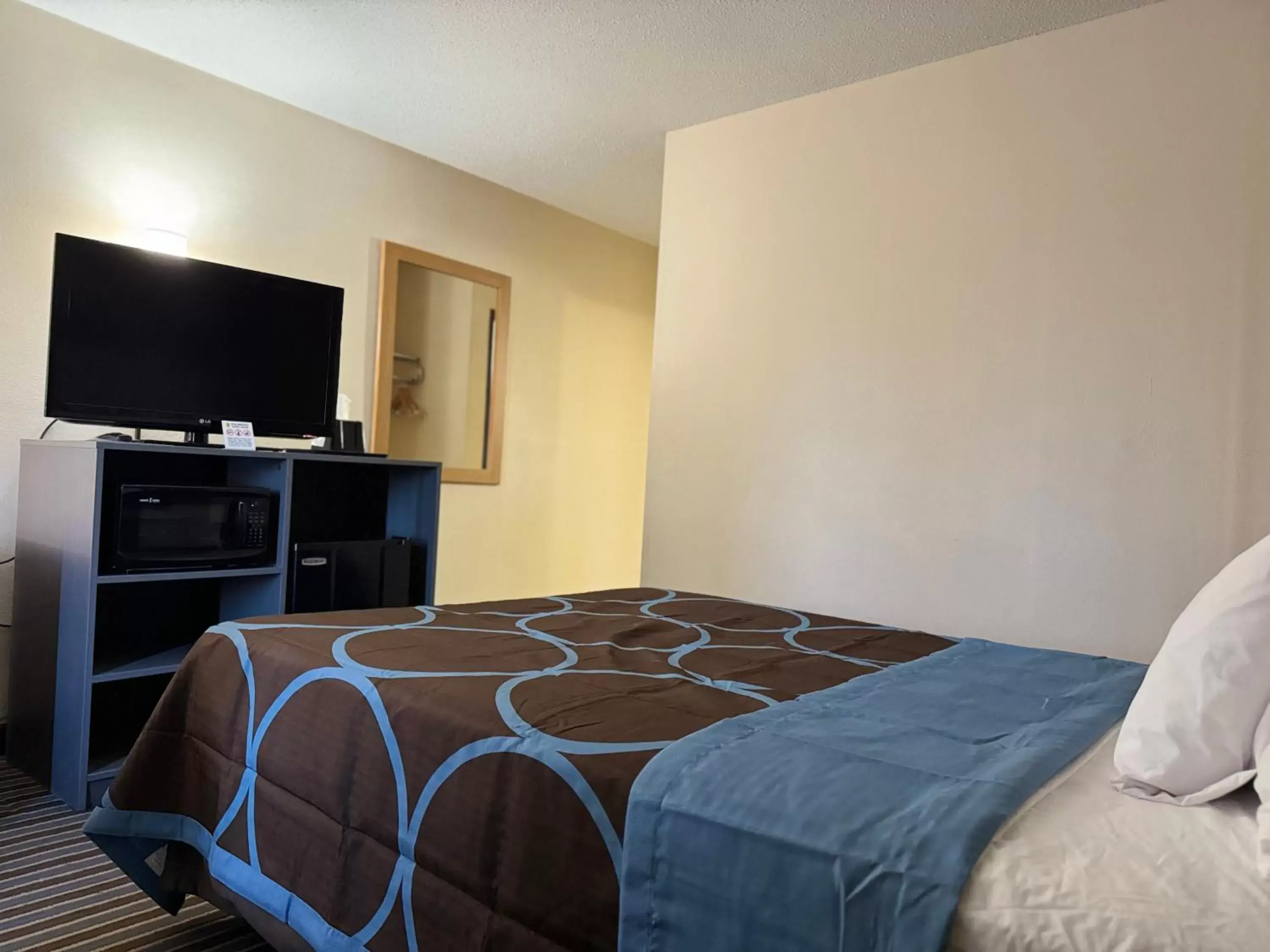 Queen Room - Disability Access/Non-Smoking in Super 8 by Wyndham Columbia Clark Lane Queen Room - Disability Access/Non-Smoking in Super 8 by Wyndham Columbia Clark Lane