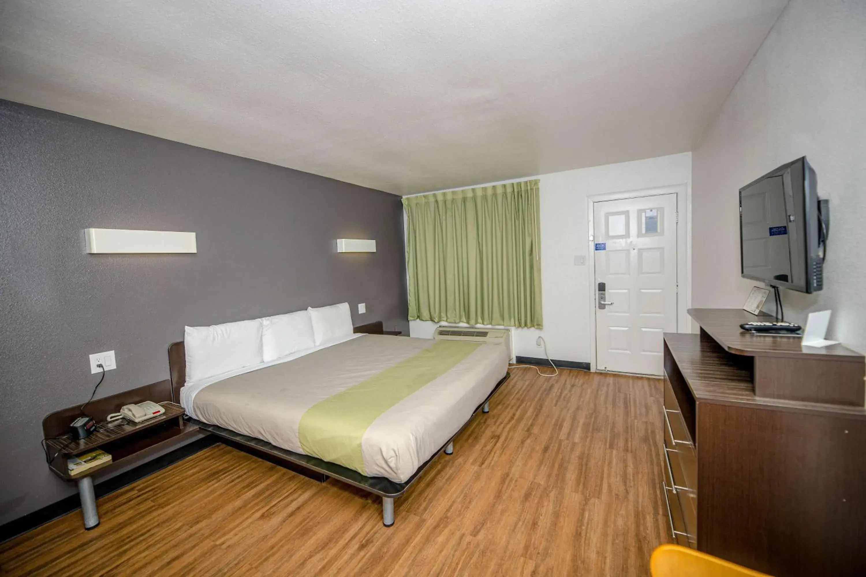 King Room - single occupancy - Disability Access - Non-Smoking in Studio 6-Tyler, TX King Room - single occupancy - Disability Access - Non-Smoking in Studio 6-Tyler, TX