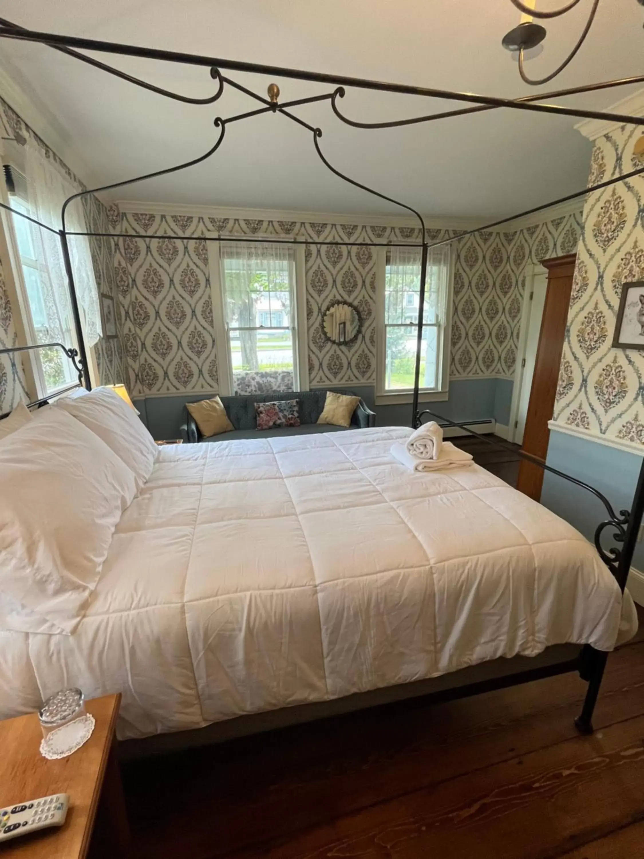 Queen Room with Spa Bath in Chester Inn Queen Room with Spa Bath in Chester Inn