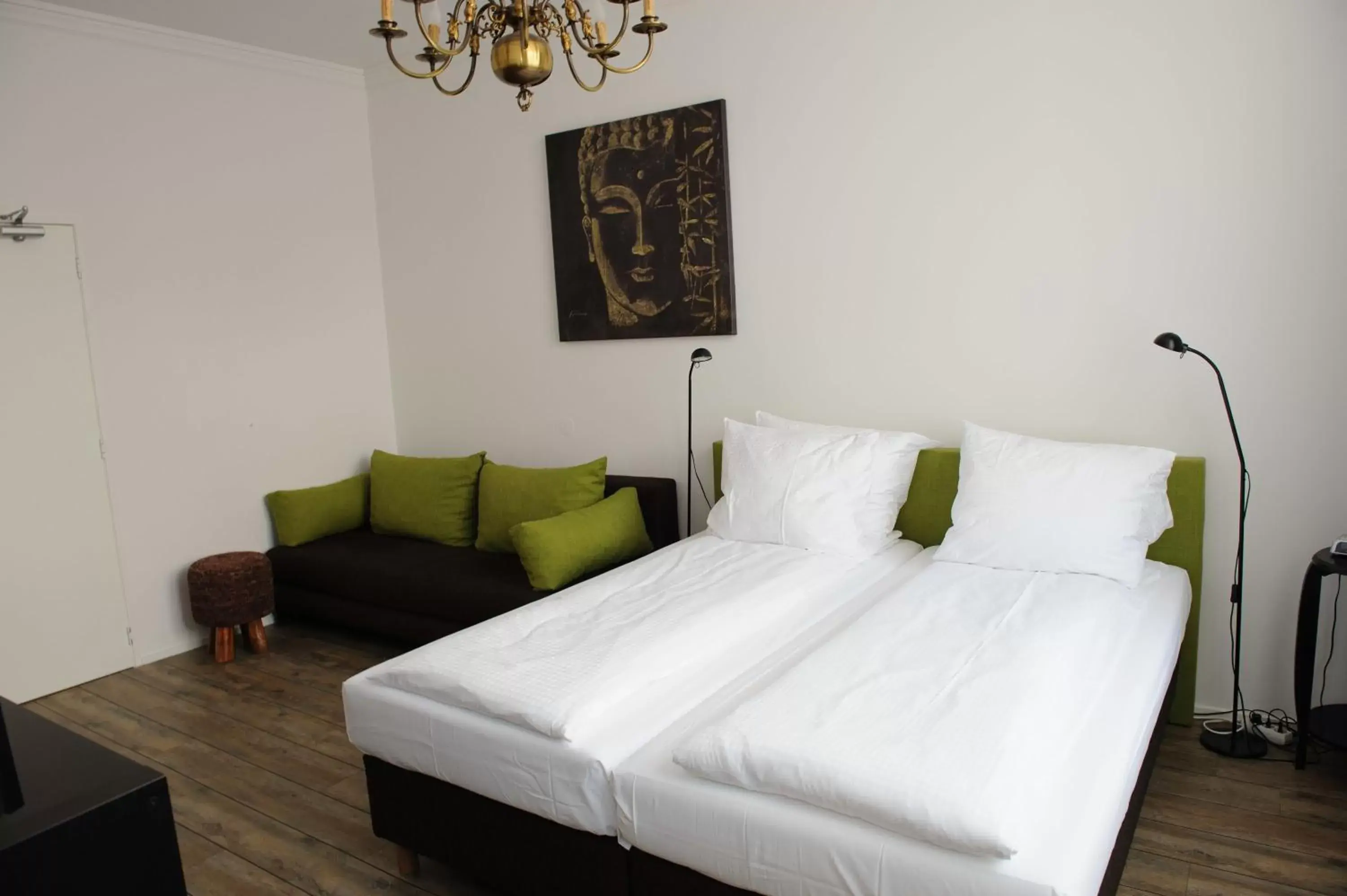 Triple Room - Shower and Toilet in Hotel Buren Triple Room - Shower and Toilet in Hotel Buren