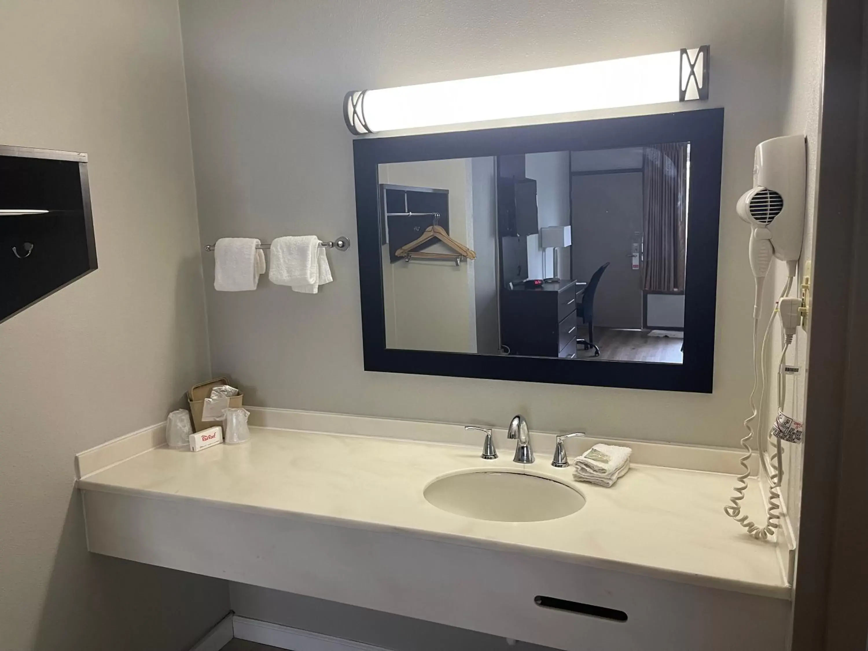 Superior King Room Disability Access Roll-In Shower Non-Smoking in Red Roof Inn Clearfield Superior King Room Disability Access Roll-In Shower Non-Smoking in Red Roof Inn Clearfield