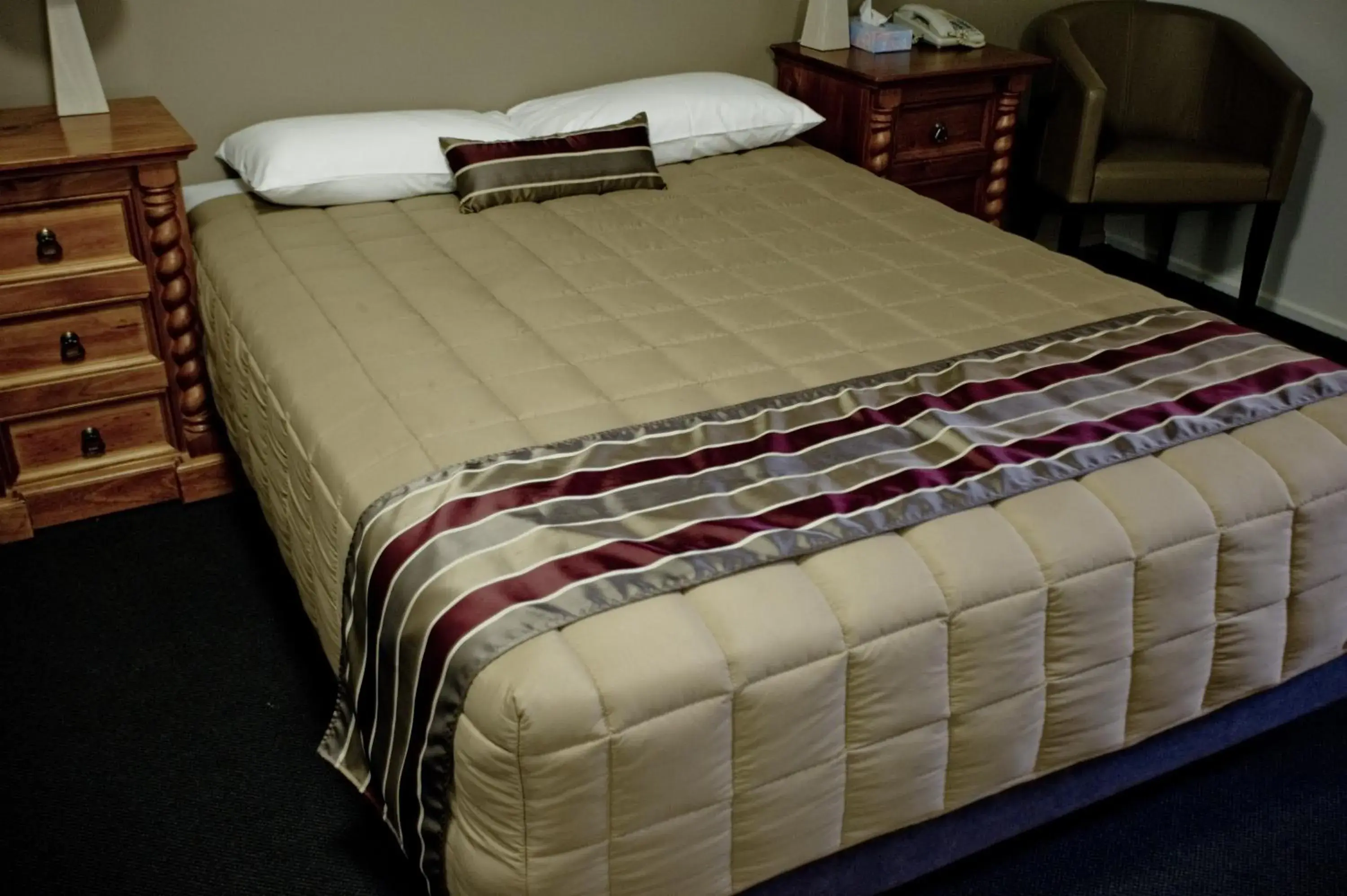 Superior Queen Room in Centrepoint Motor Inn Superior Queen Room in Centrepoint Motor Inn